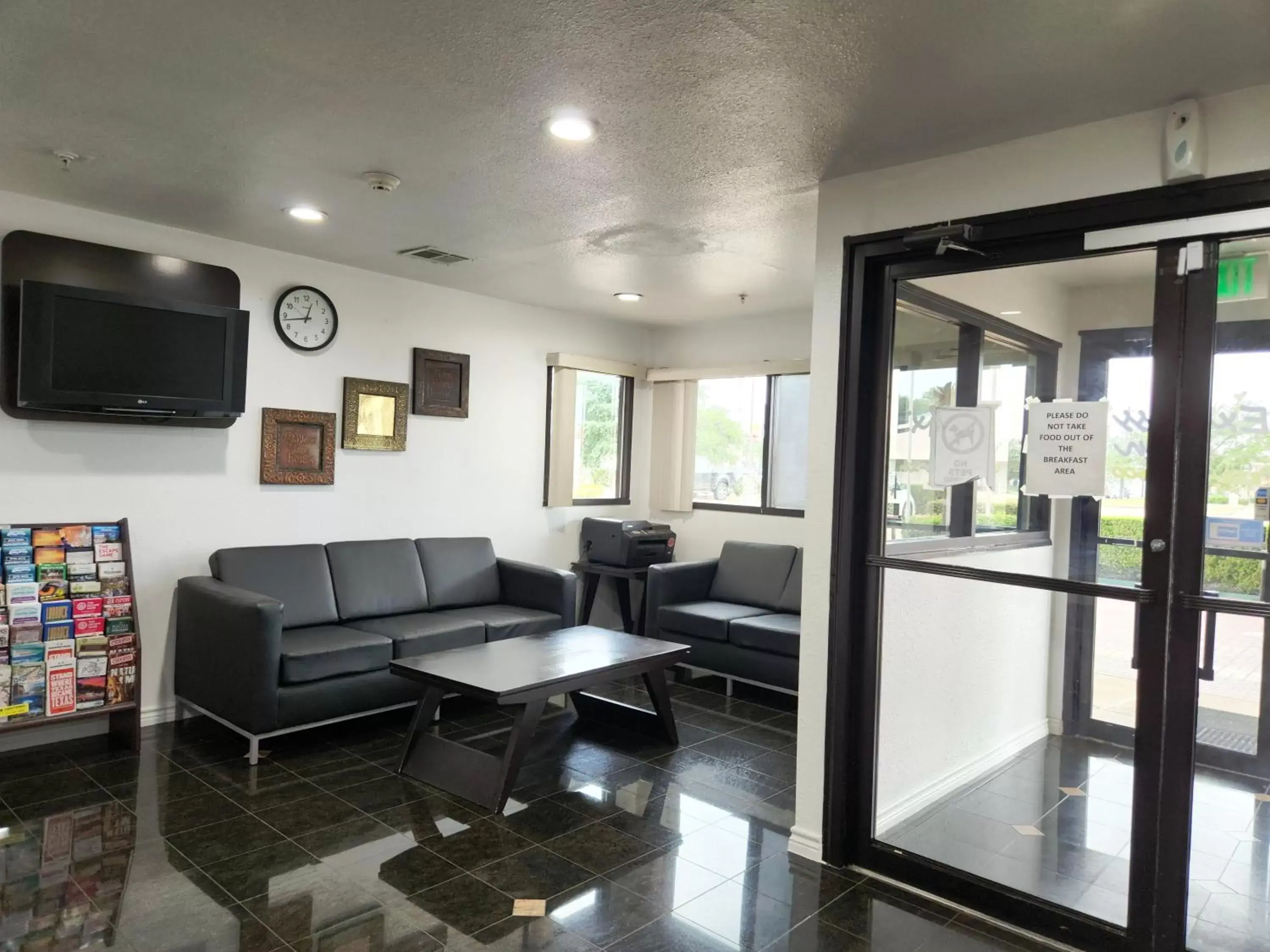 Communal lounge/ TV room, Seating Area in Express Inn Tomball