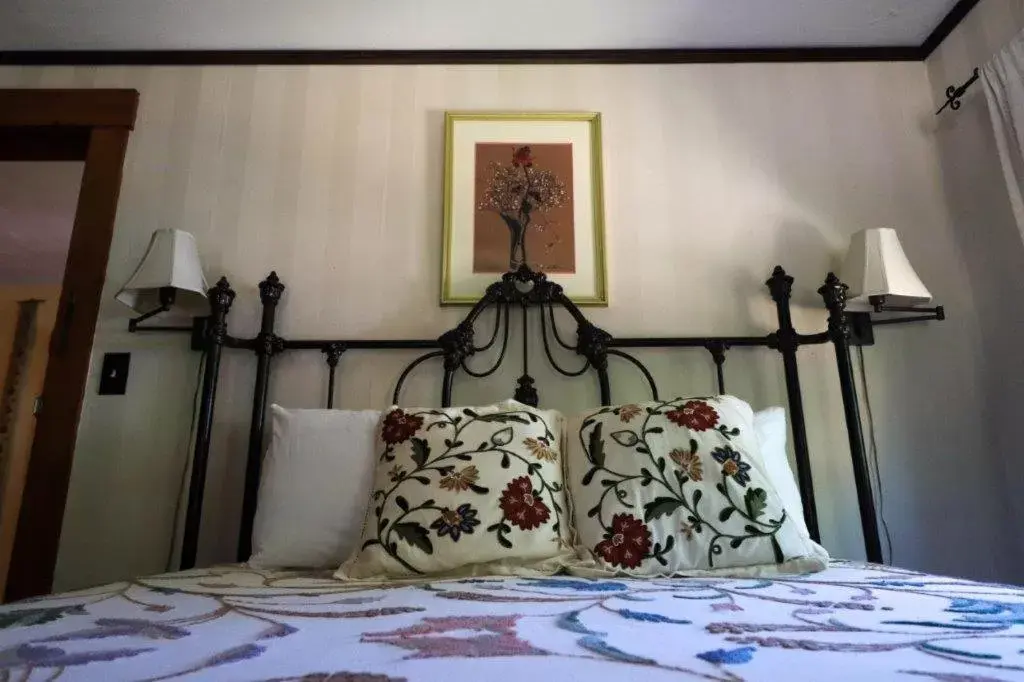 Bed in Follansbee Inn