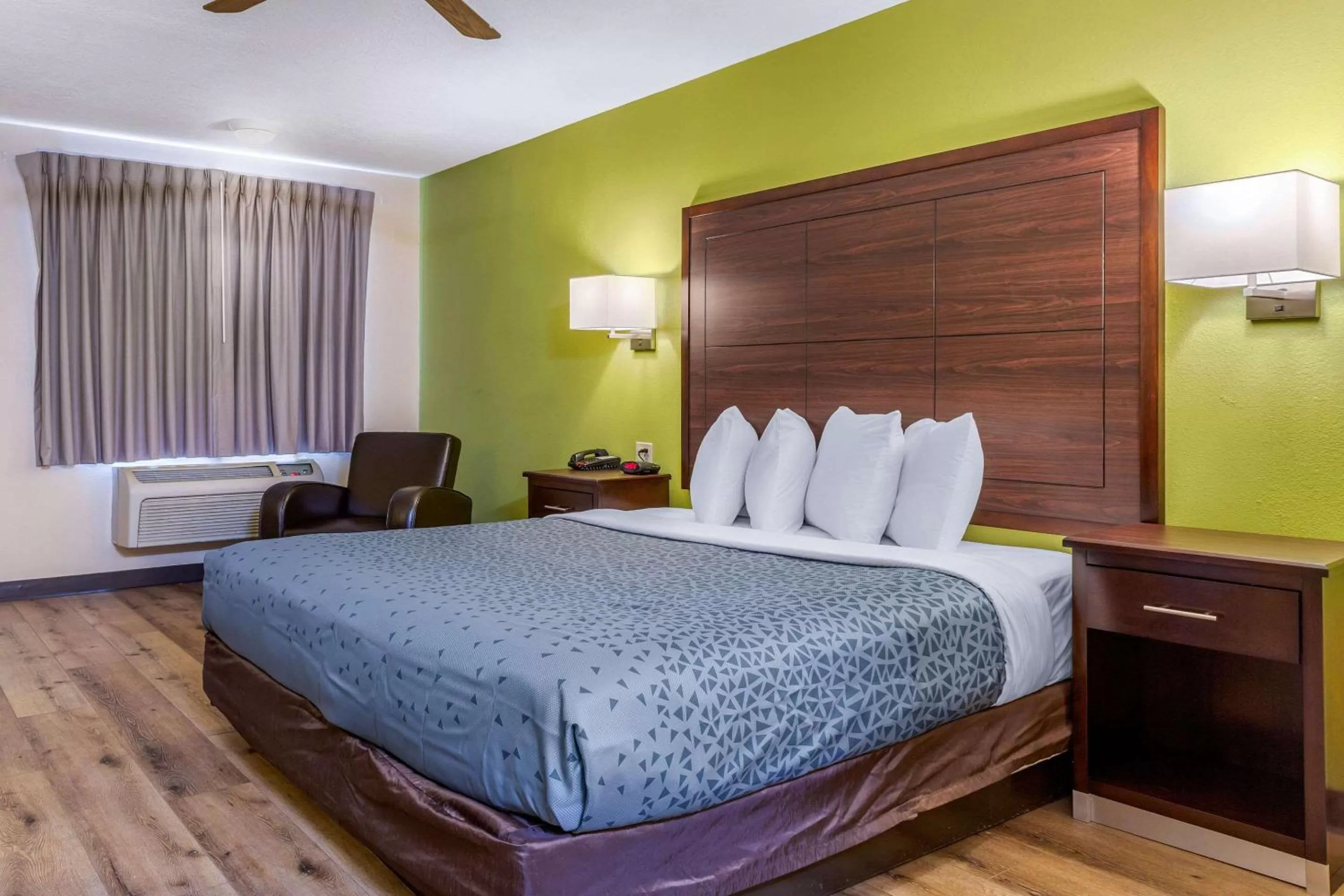 Photo of the whole room, Bed in Econo Lodge West - Coors Blvd