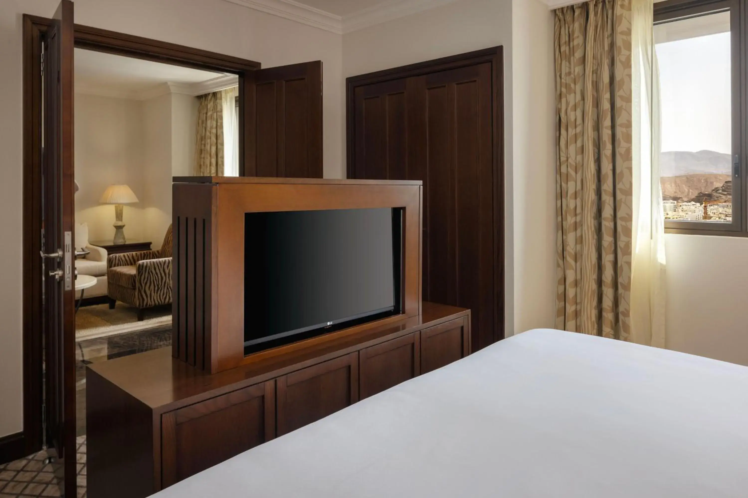 Bedroom, TV/Entertainment Center in Sheraton Oman Hotel