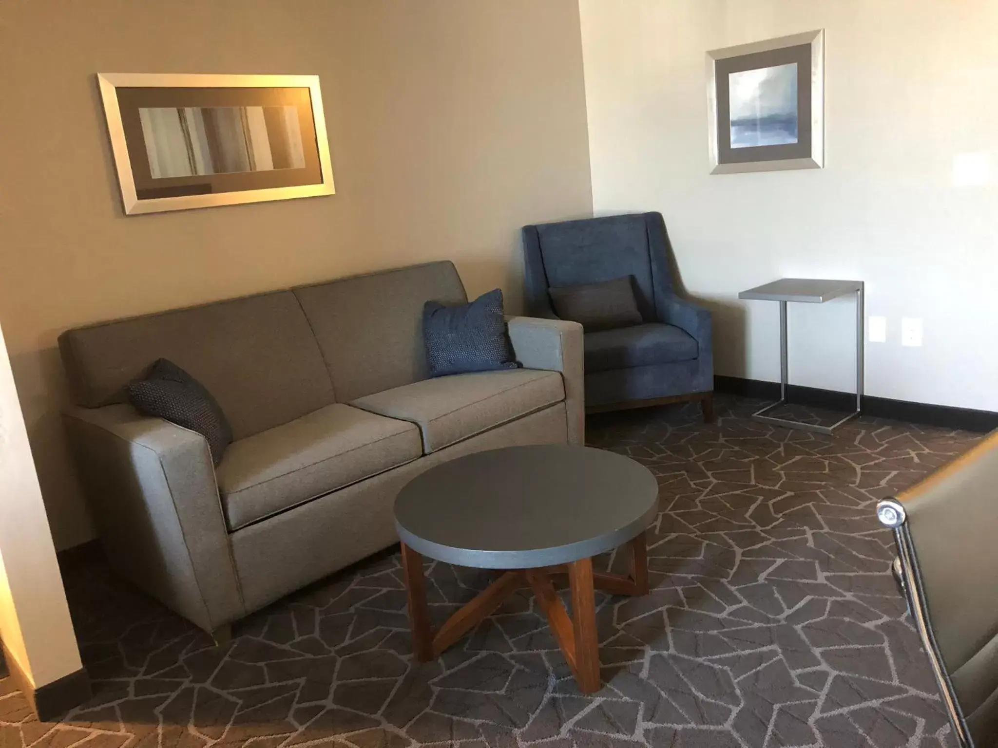 Photo of the whole room, Seating Area in Best Western Eau Claire South