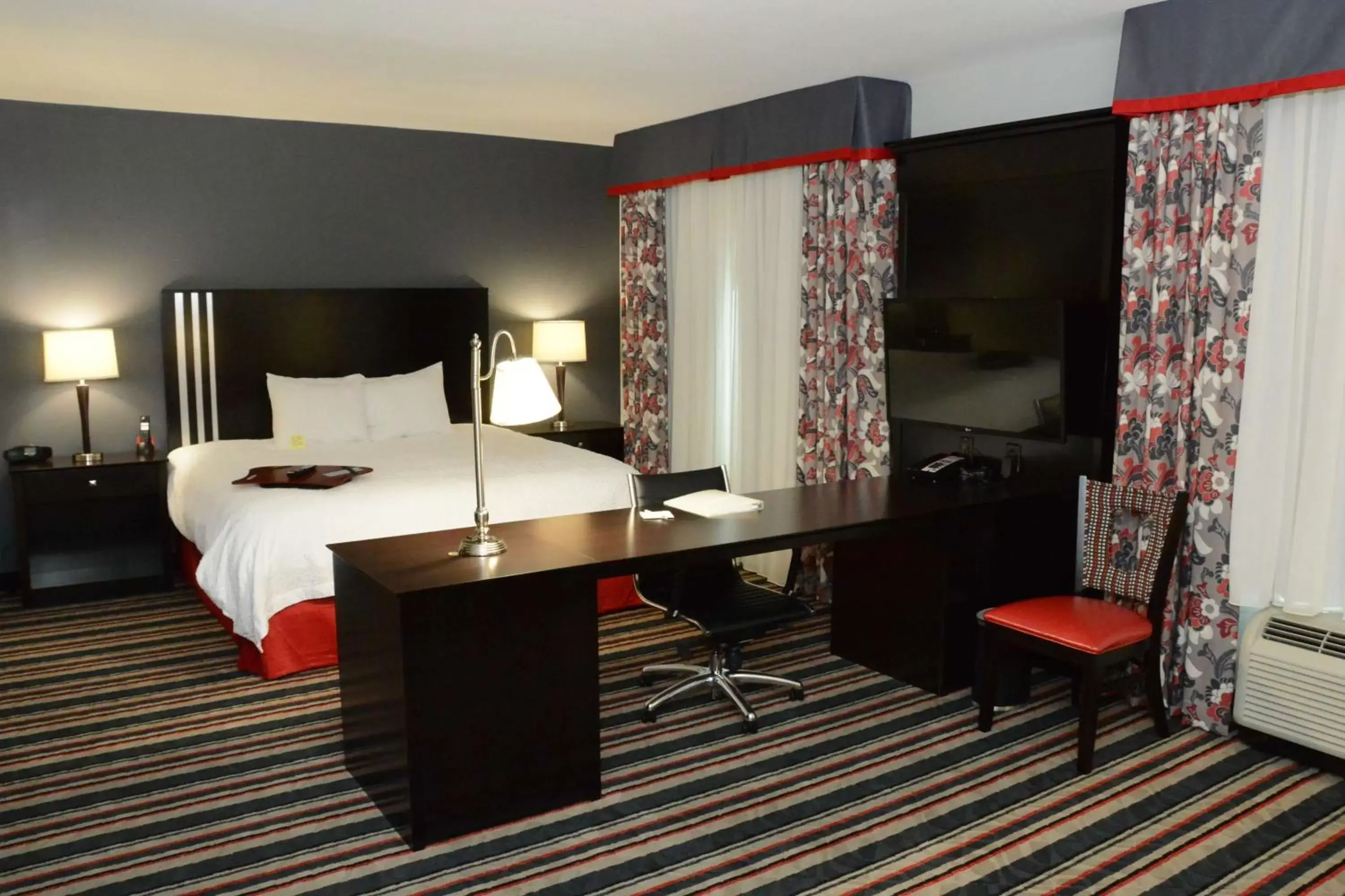 Bed, TV/Entertainment Center in Hampton Inn & Suites Albany at Albany Mall