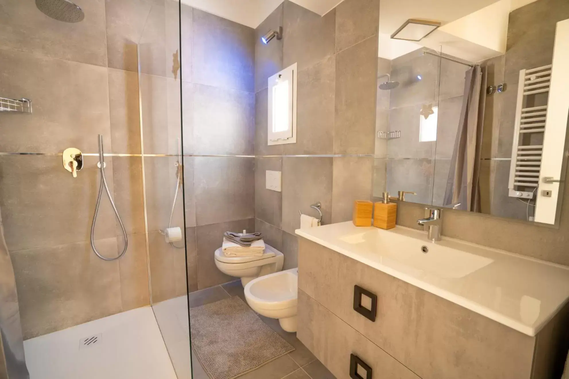 Large Double Room in Donatella Bed and Breakfast Large Double Room in Donatella Bed and Breakfast