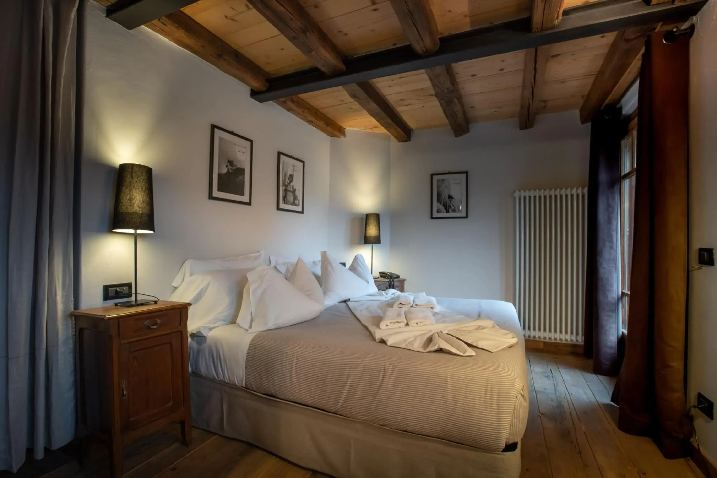 Bed in Hotel Chalet Svizzero