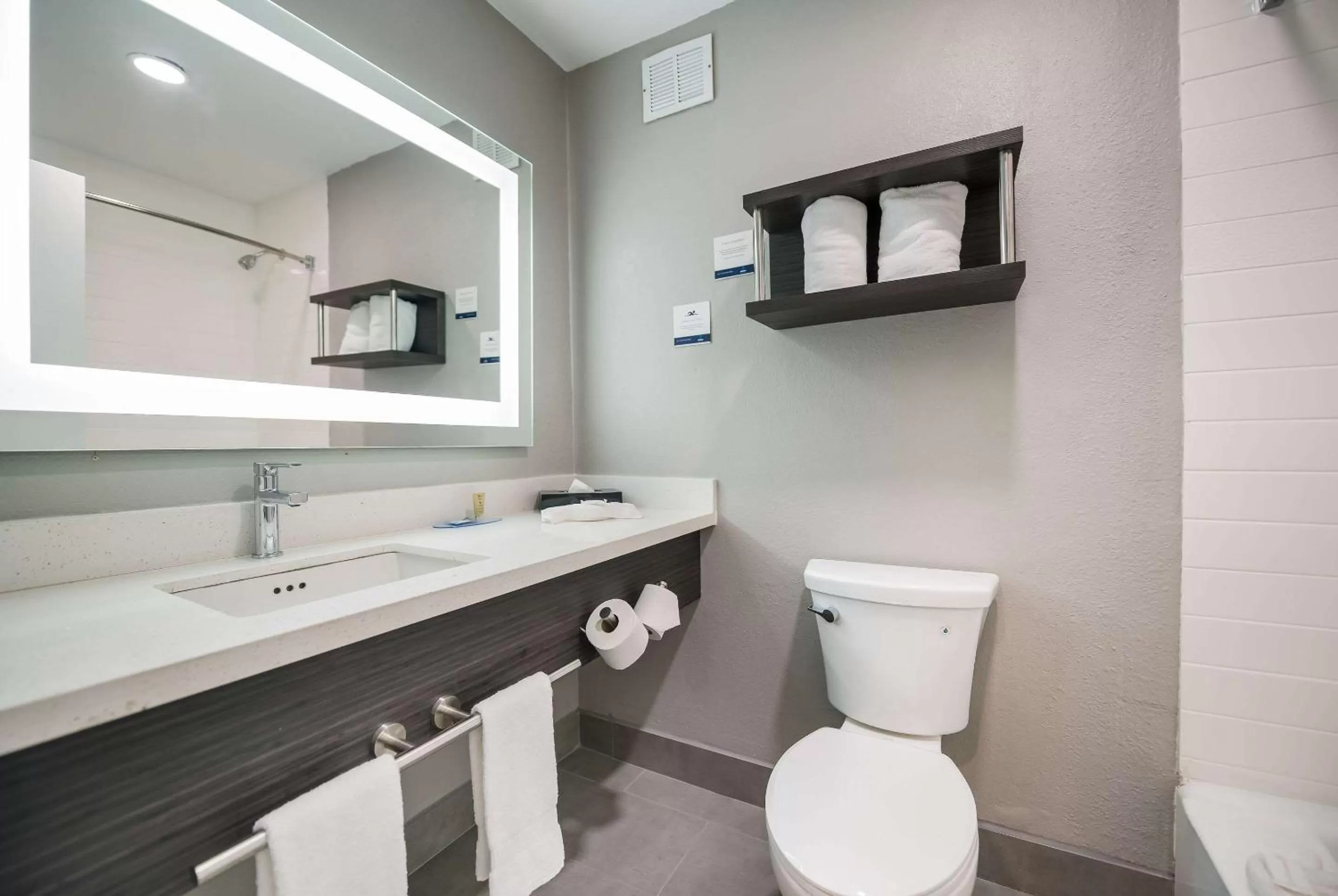 Bedroom in Clarion Pointe Marshall