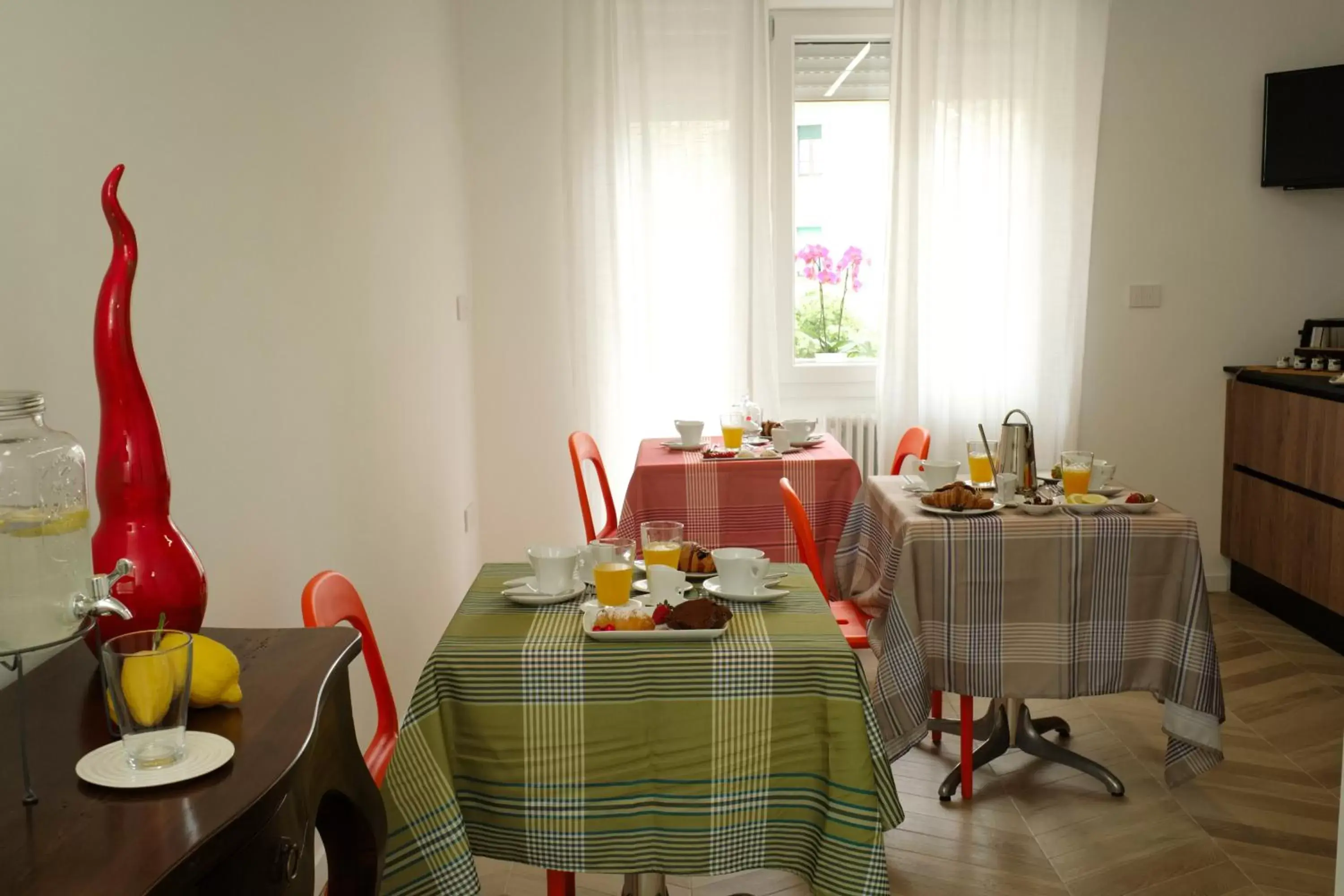 Seating area, Restaurant/Places to Eat in DANLÚ