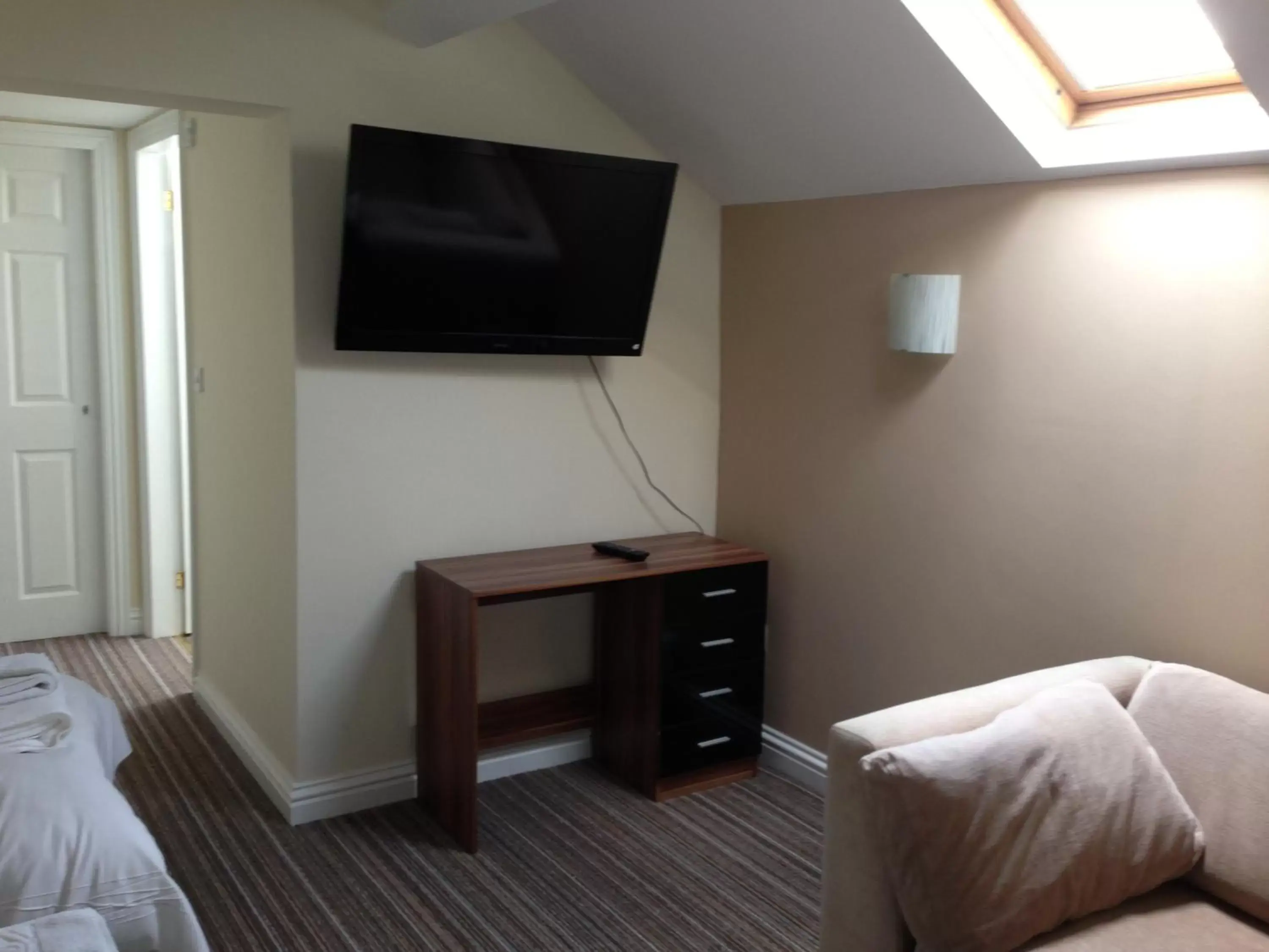 TV and multimedia, TV/Entertainment Center in Ambrose Hotel