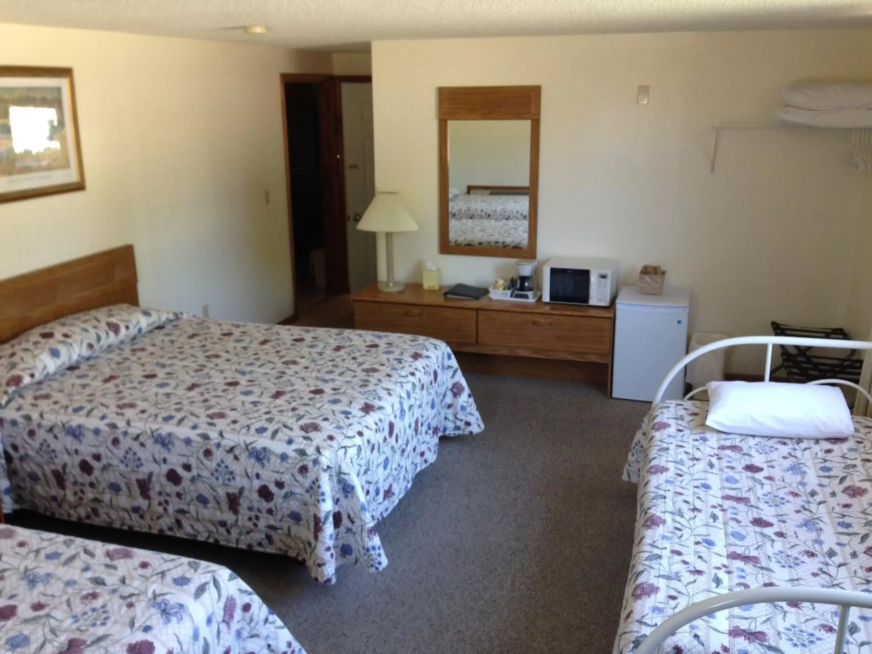 Photo of the whole room, Bed in Ludington Pier House