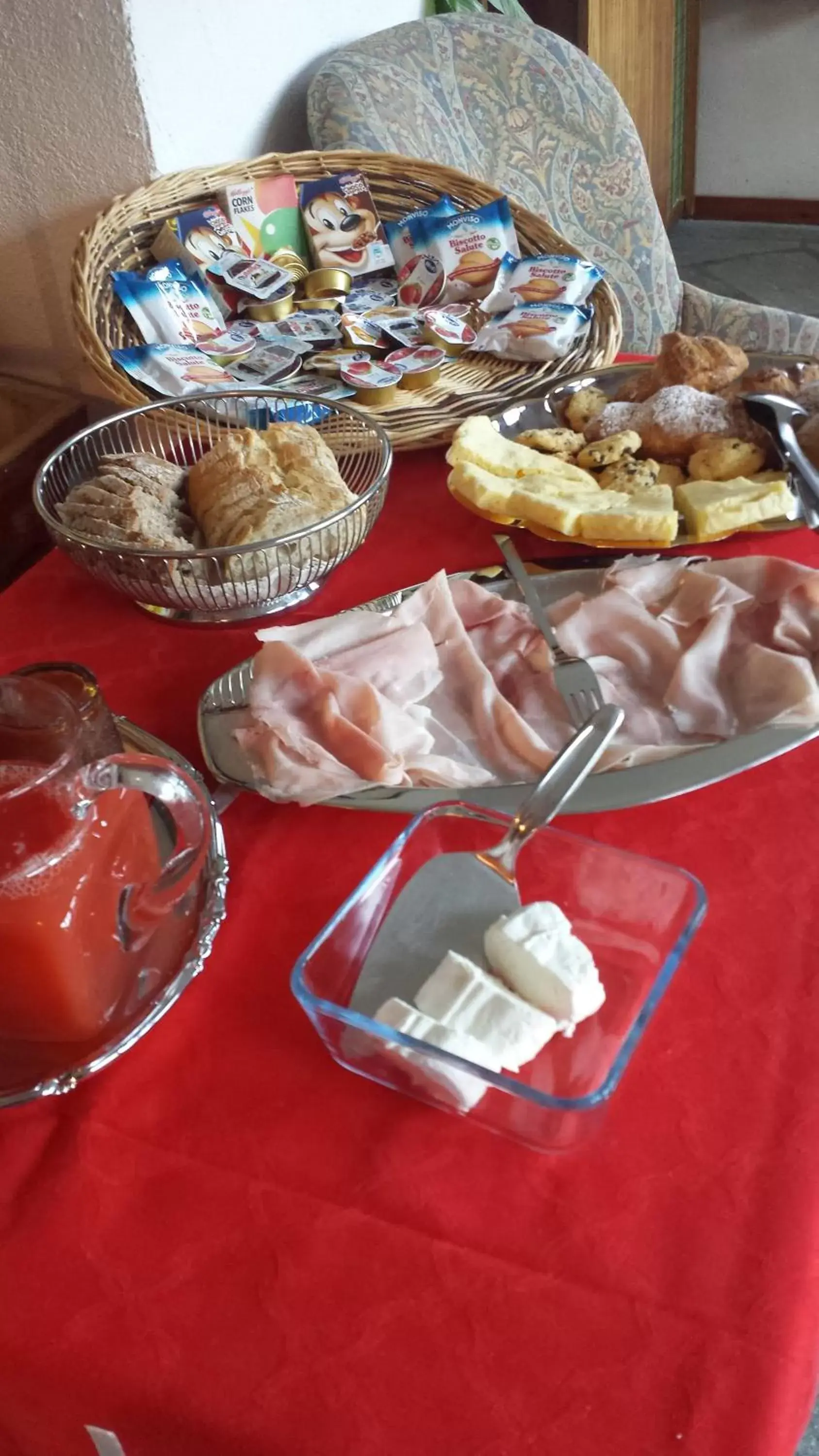 Buffet breakfast in Le Lierre