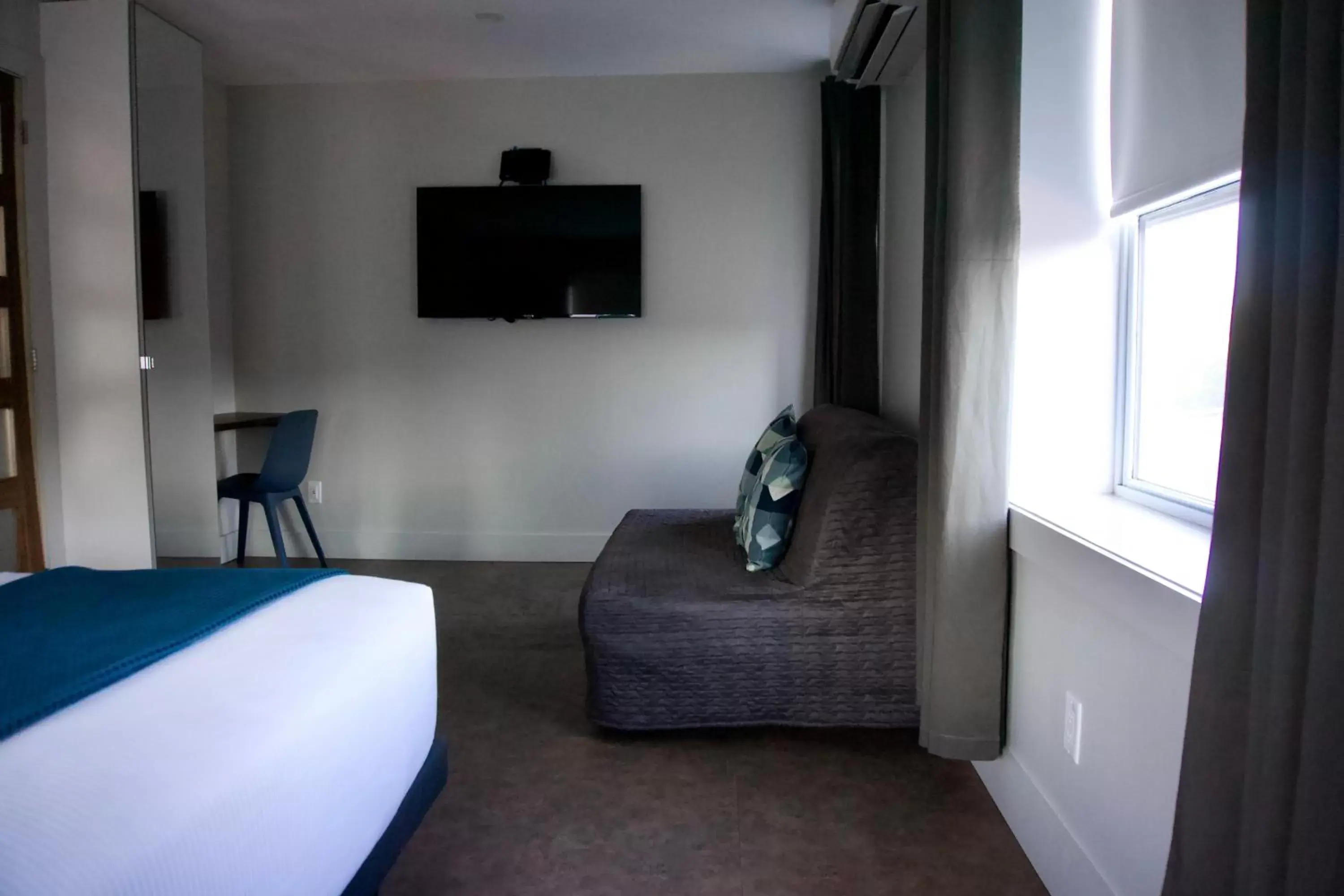 Bed, Seating Area in Morel Executive Suites