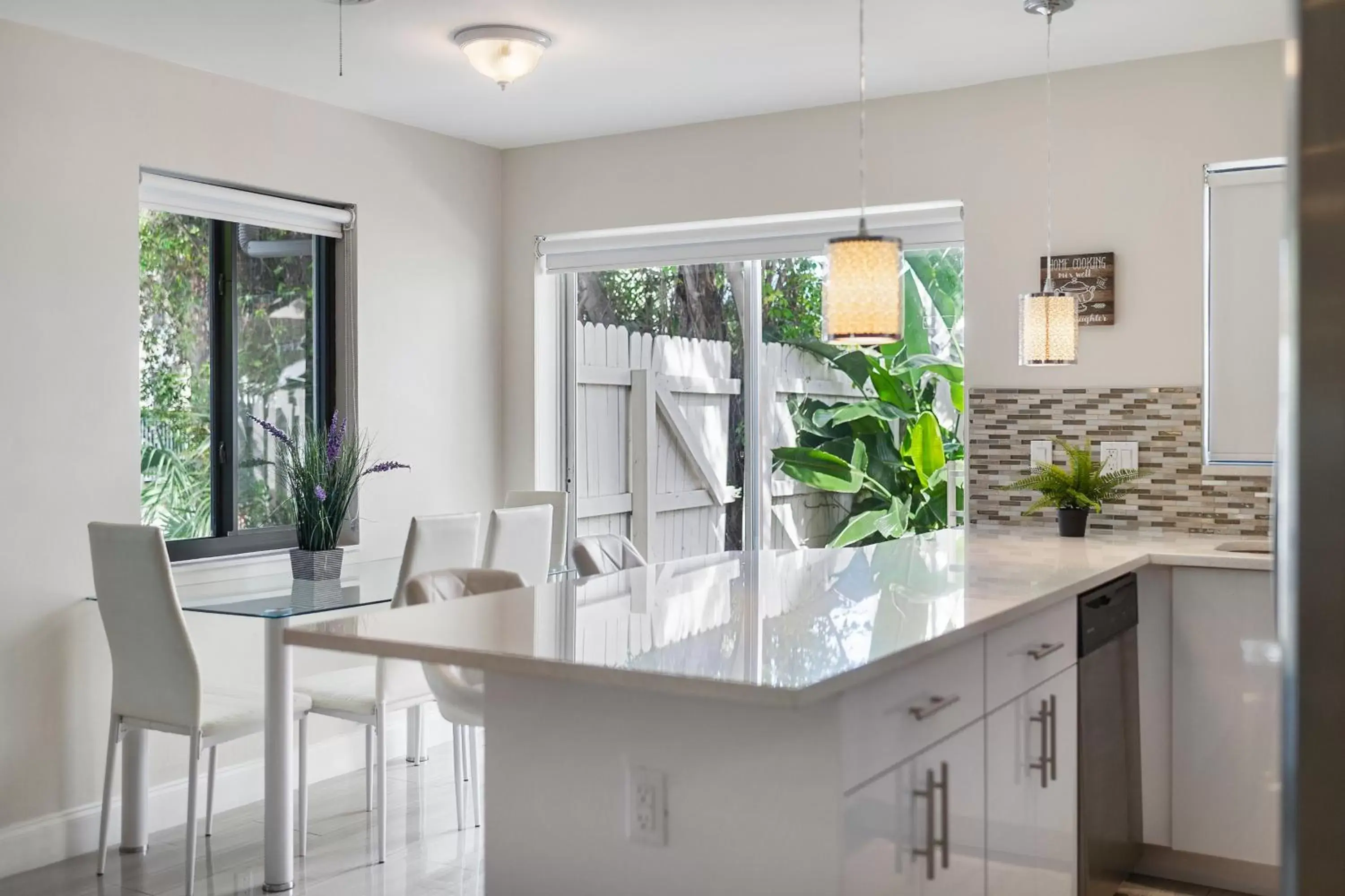 Kitchen or kitchenette, Kitchen/Kitchenette in Alani Bay Condos