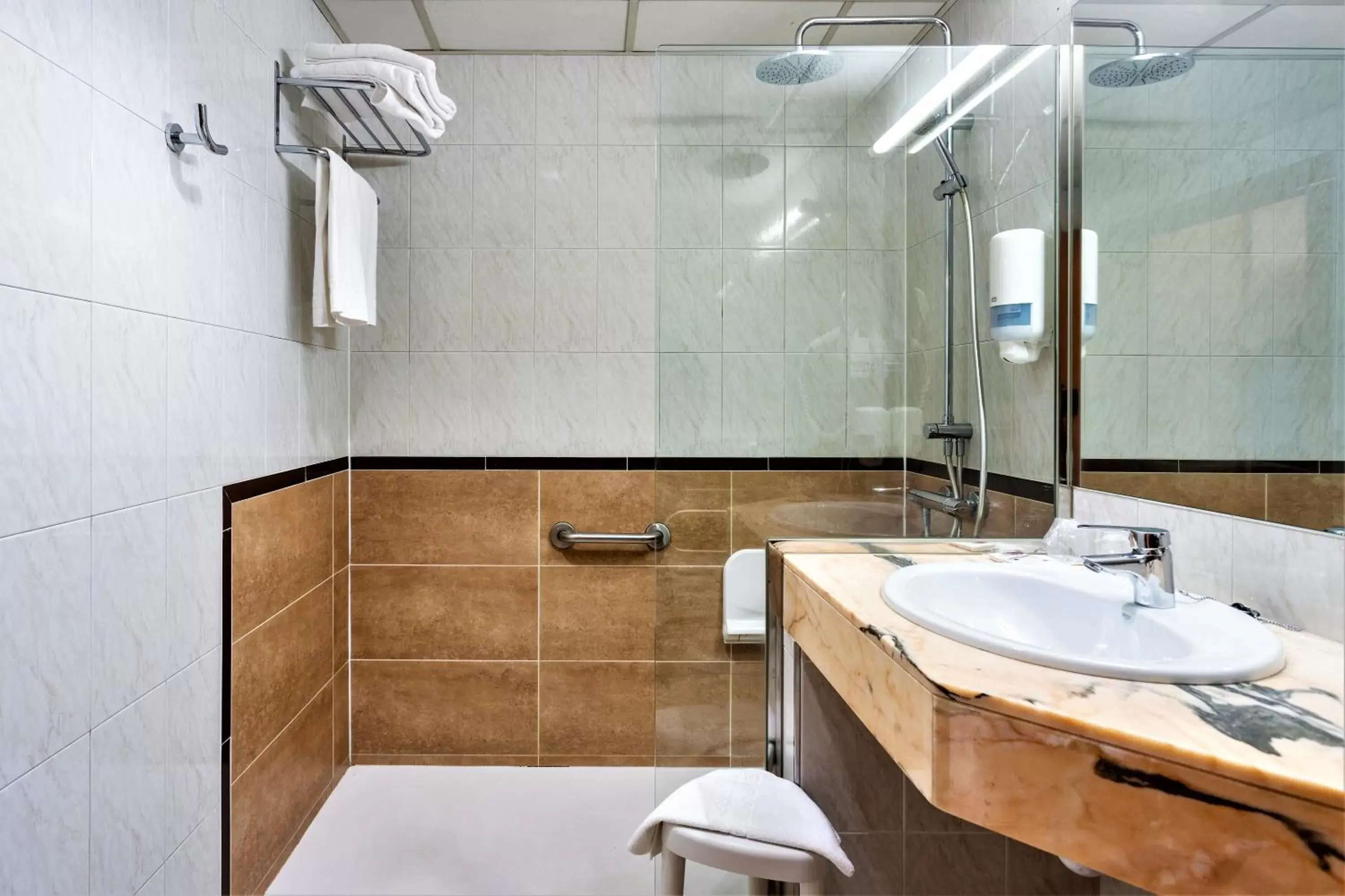 Shower, Bathroom in Hotel Panorama