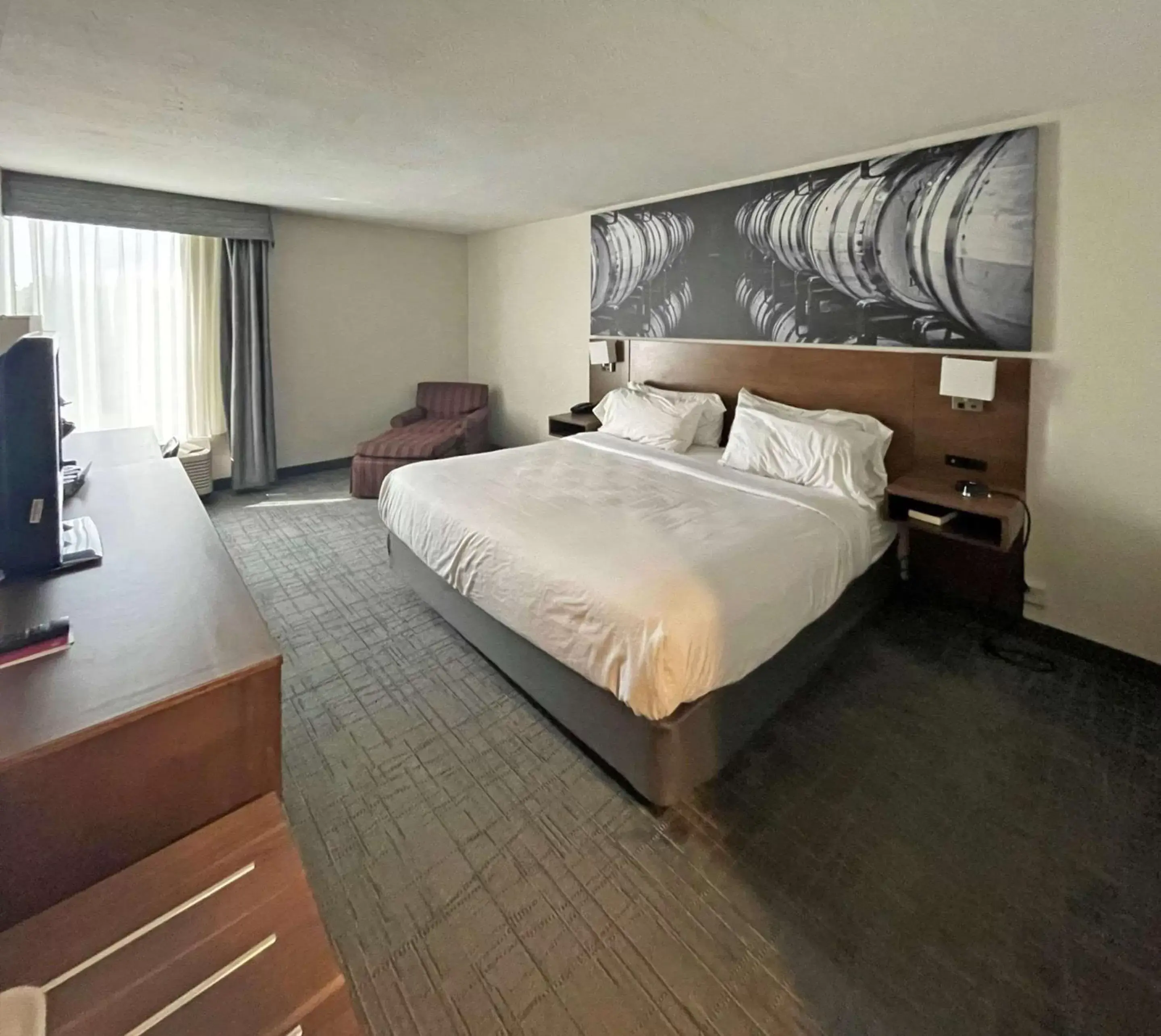 Photo of the whole room, Bed in Clarion Pointe Hopkinsville near The Bruce Convention Center