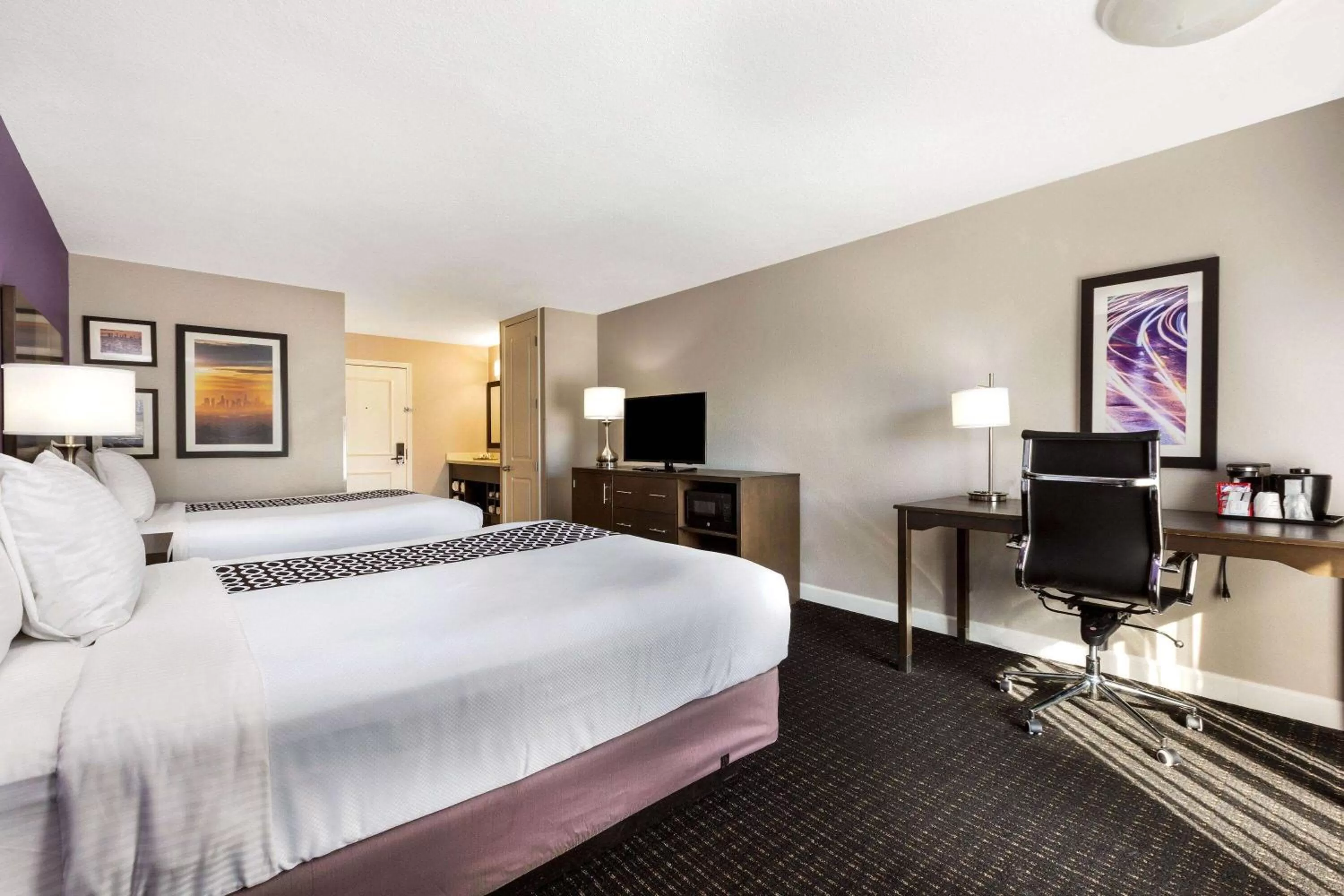 Photo of the whole room, Bed in La Quinta by Wyndham Pomona