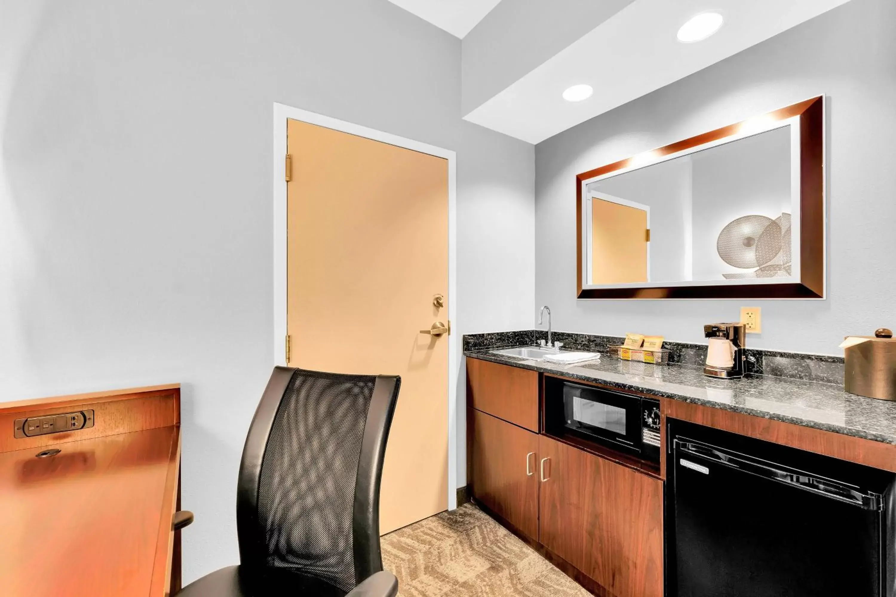 Bedroom, Bathroom in SpringHill Suites by Marriott Tarrytown Westchester County