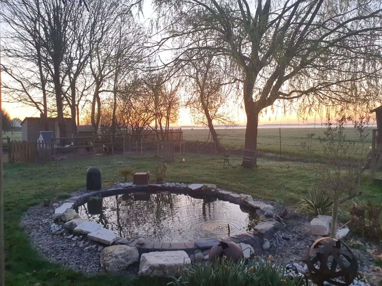 Garden in Au Nid des Champs, Agréable chambre d'hôtes avec jacuzzi sur demande, proche de Chartres