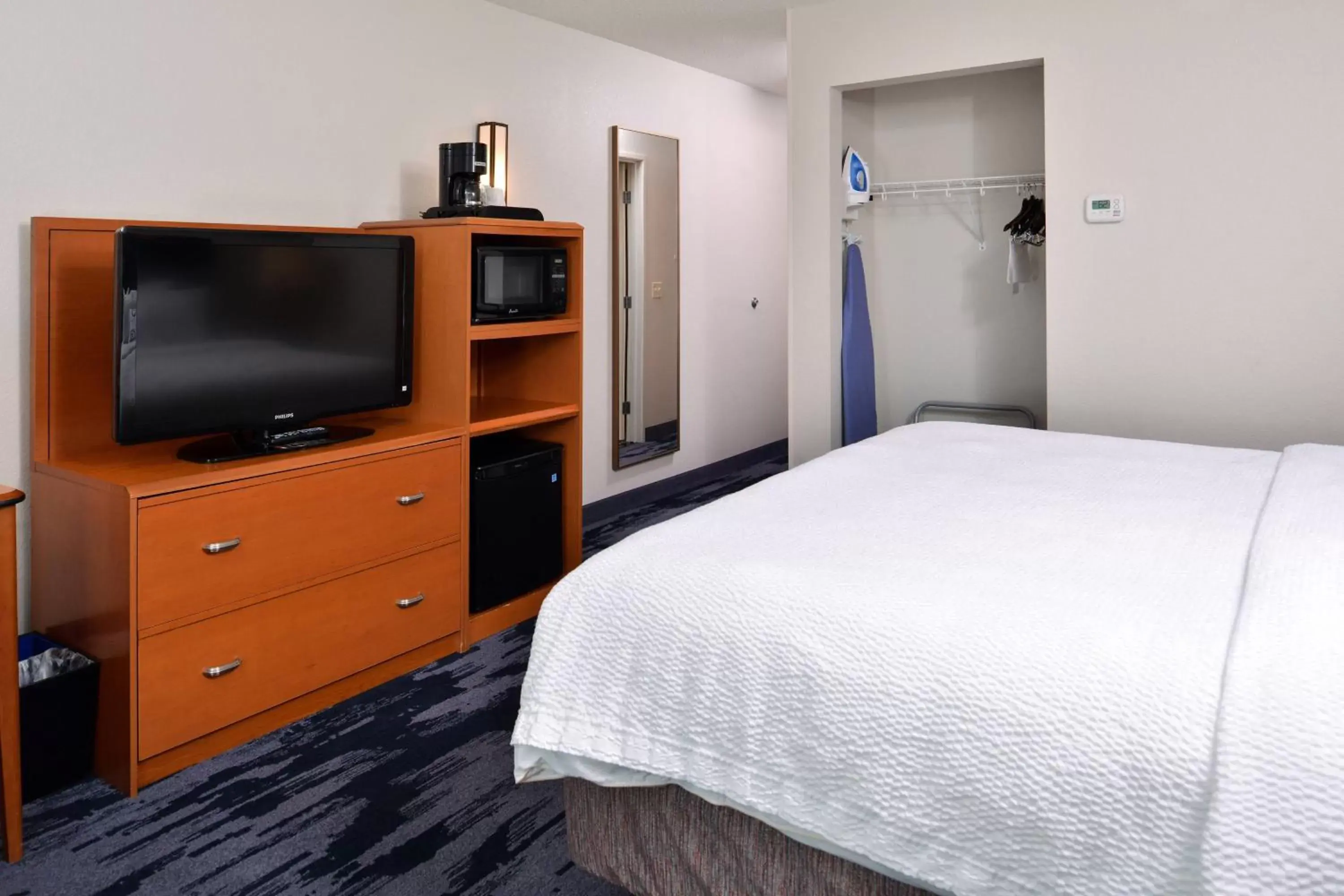 Photo of the whole room, Bed in Fairfield Inn and Suites Beloit