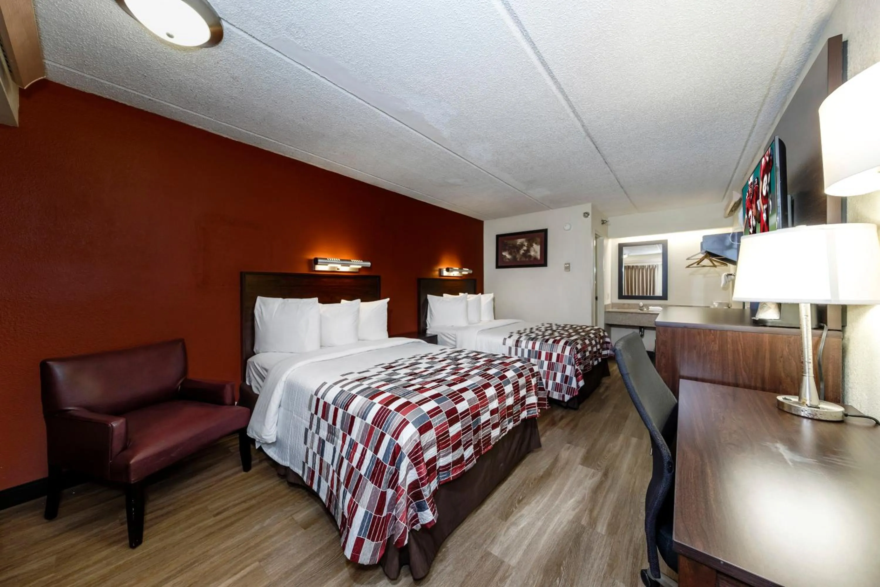 Photo of the whole room, Bed in Red Roof Inn Tampa - Brandon