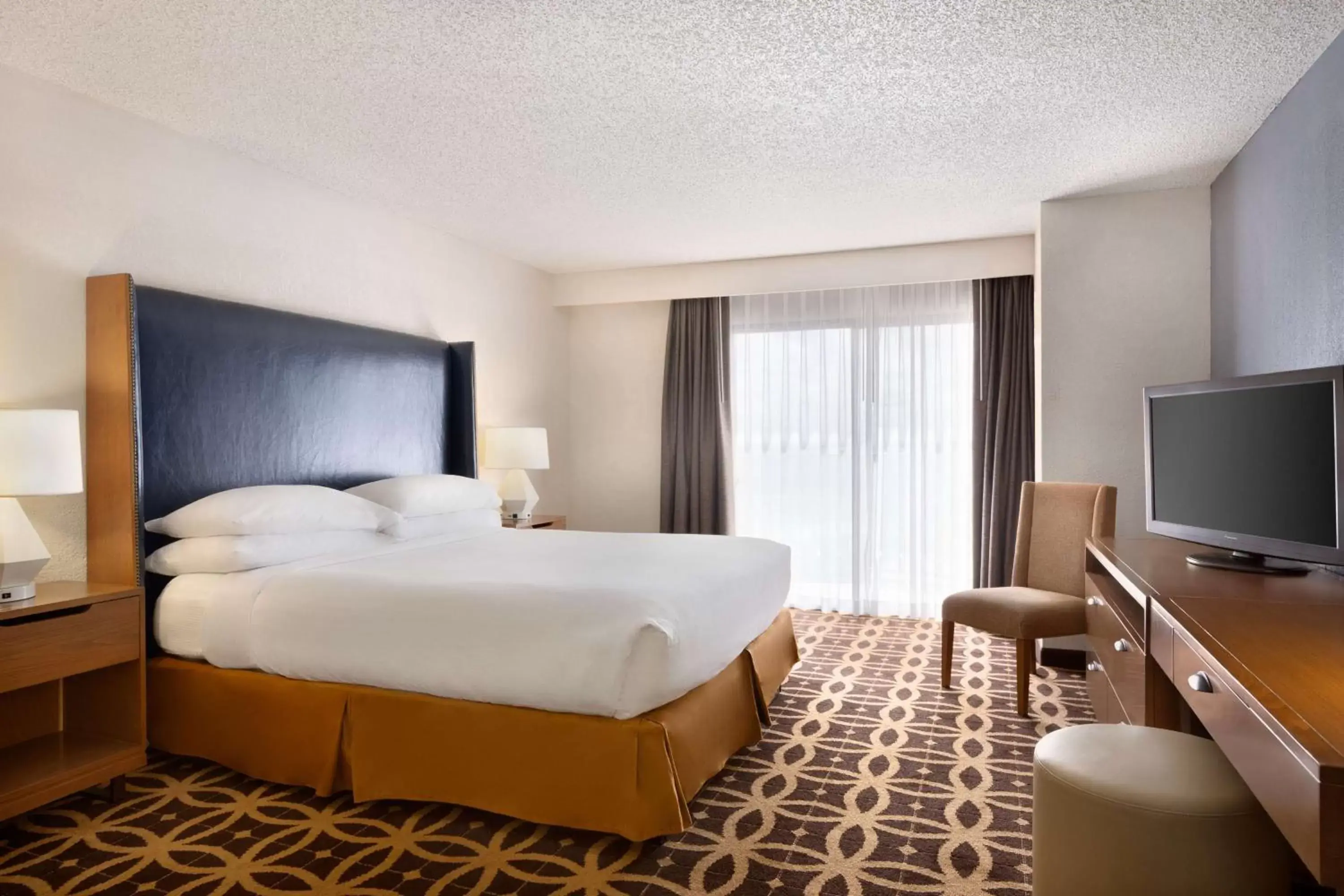 Bed, TV/Entertainment Center in Embassy Suites Dallas - DFW International Airport South