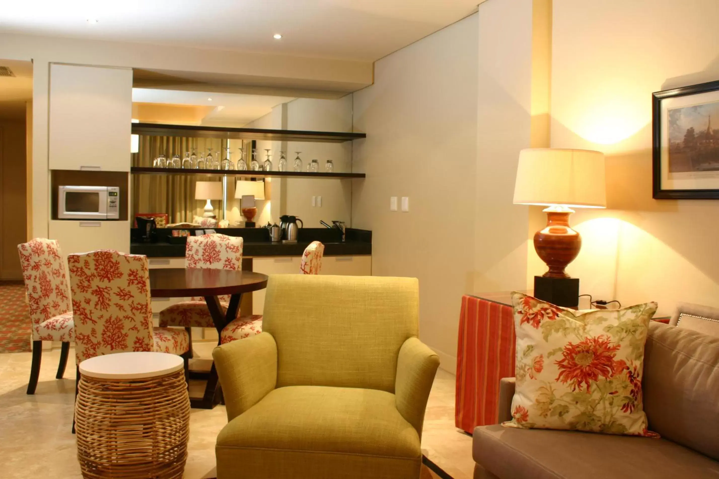 Kitchen or kitchenette, Seating Area in Royal Palm Hotel