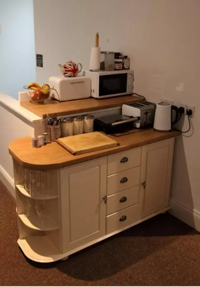 Kitchen/Kitchenette in The Tavern Bed and Breakfast