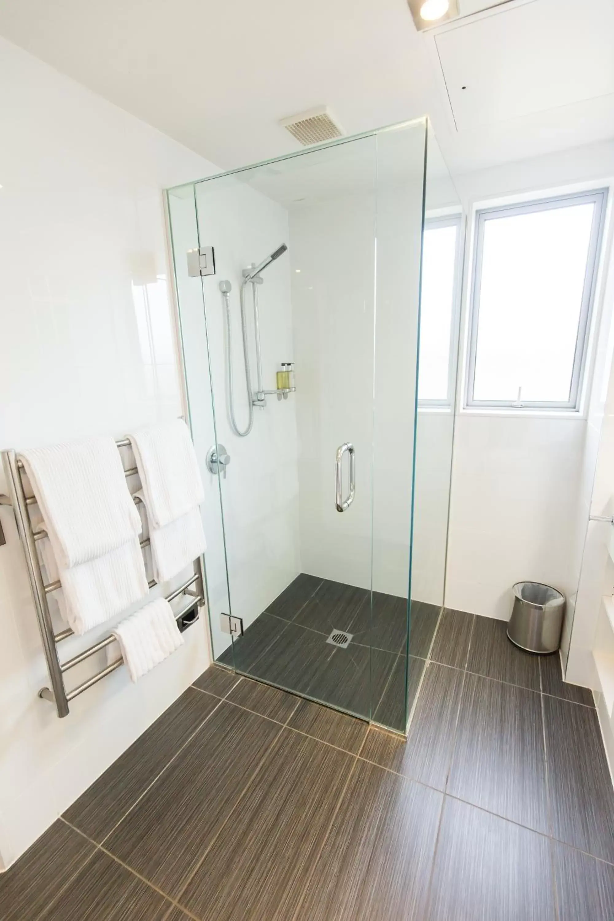 Shower, Bathroom in Airport Gateway Motor Lodge