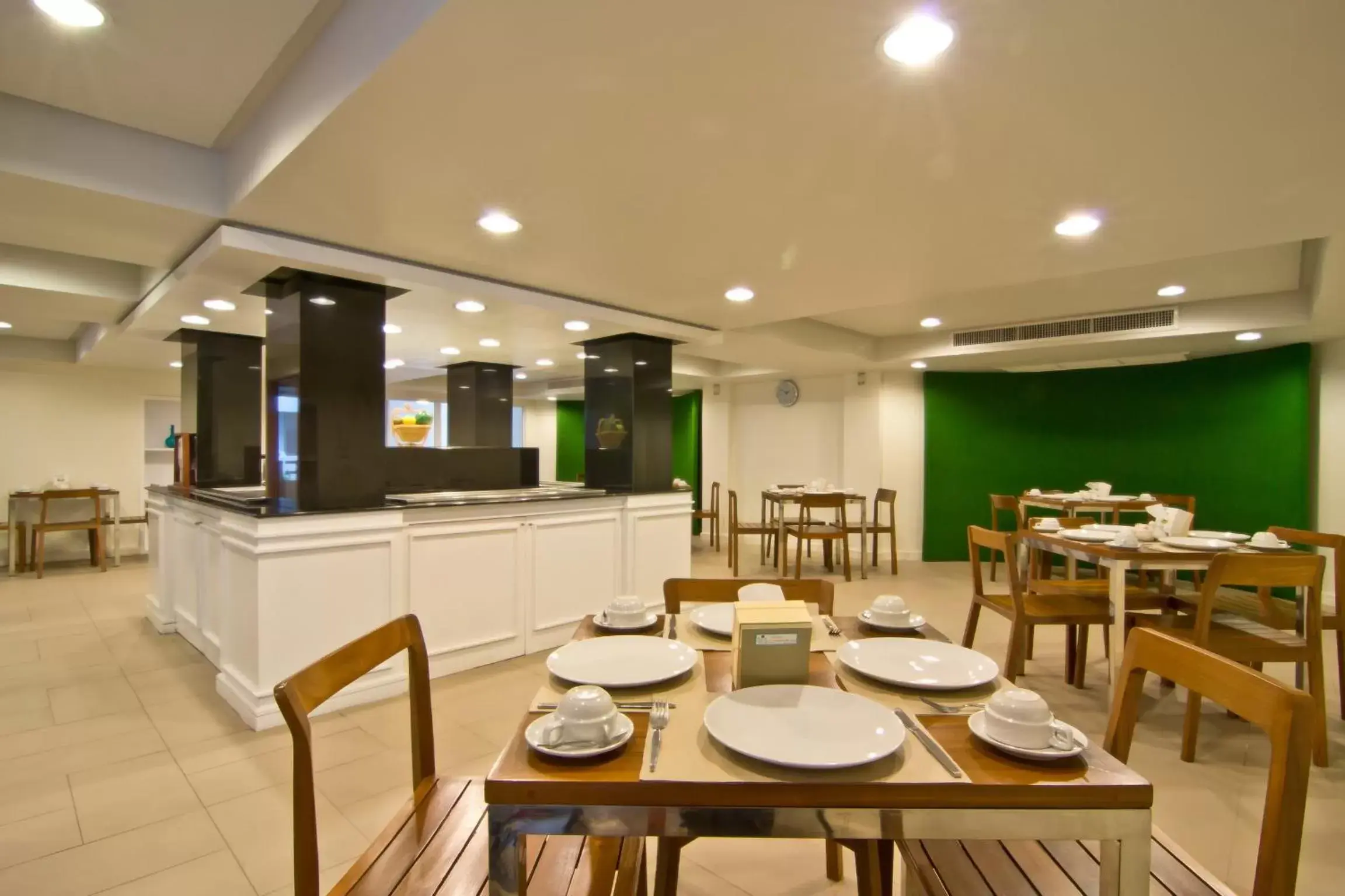 Restaurant/places to eat in Sunshine Hotel & Residences Restaurant/places to eat in Sunshine Hotel & Residences