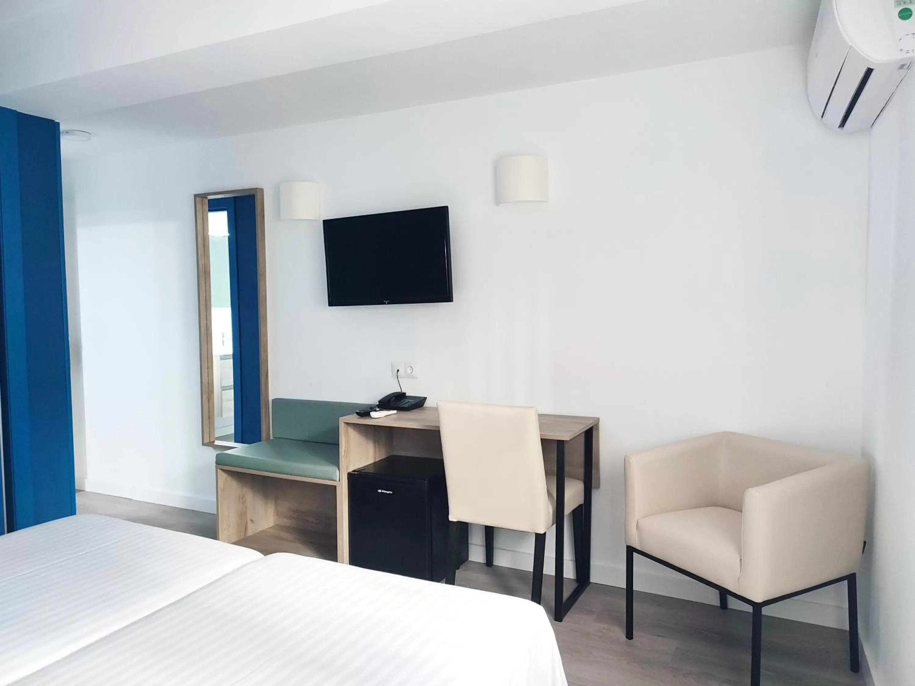Bedroom, TV/Entertainment Center in Hotel Flats Friends Mar Blau