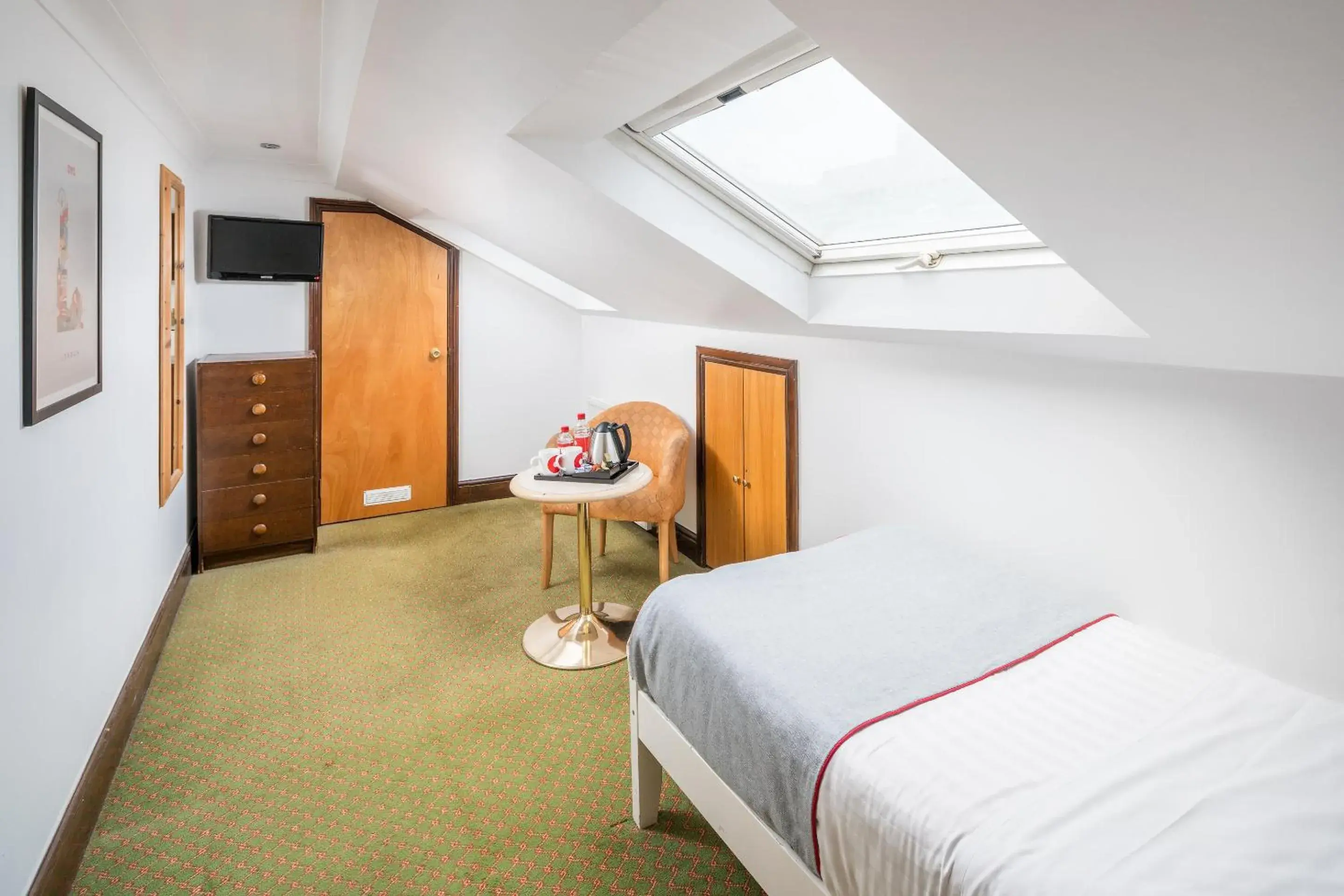 Bedroom, Bed in OYO Abbey Hotel, London Shepherd's Bush Market
