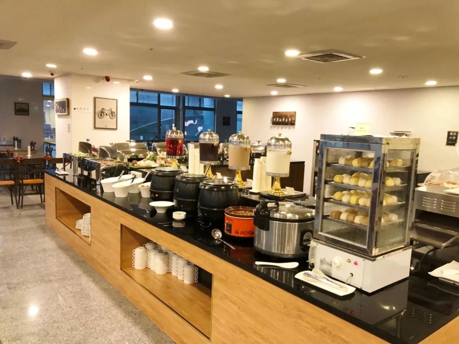 Restaurant/places to eat in Skyone Hotel