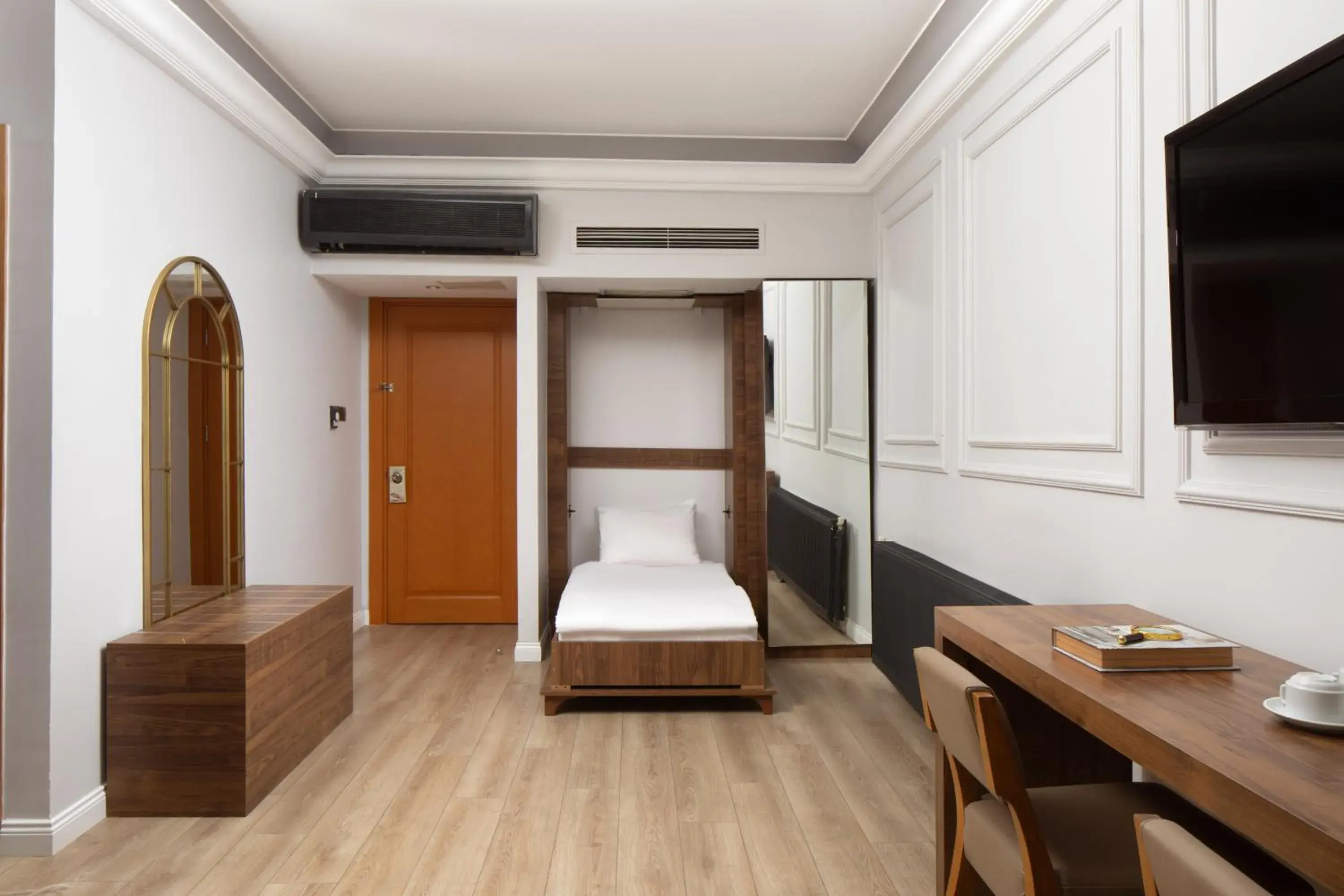 Bed, TV/Entertainment Center in Elan Hotel Istanbul Pera