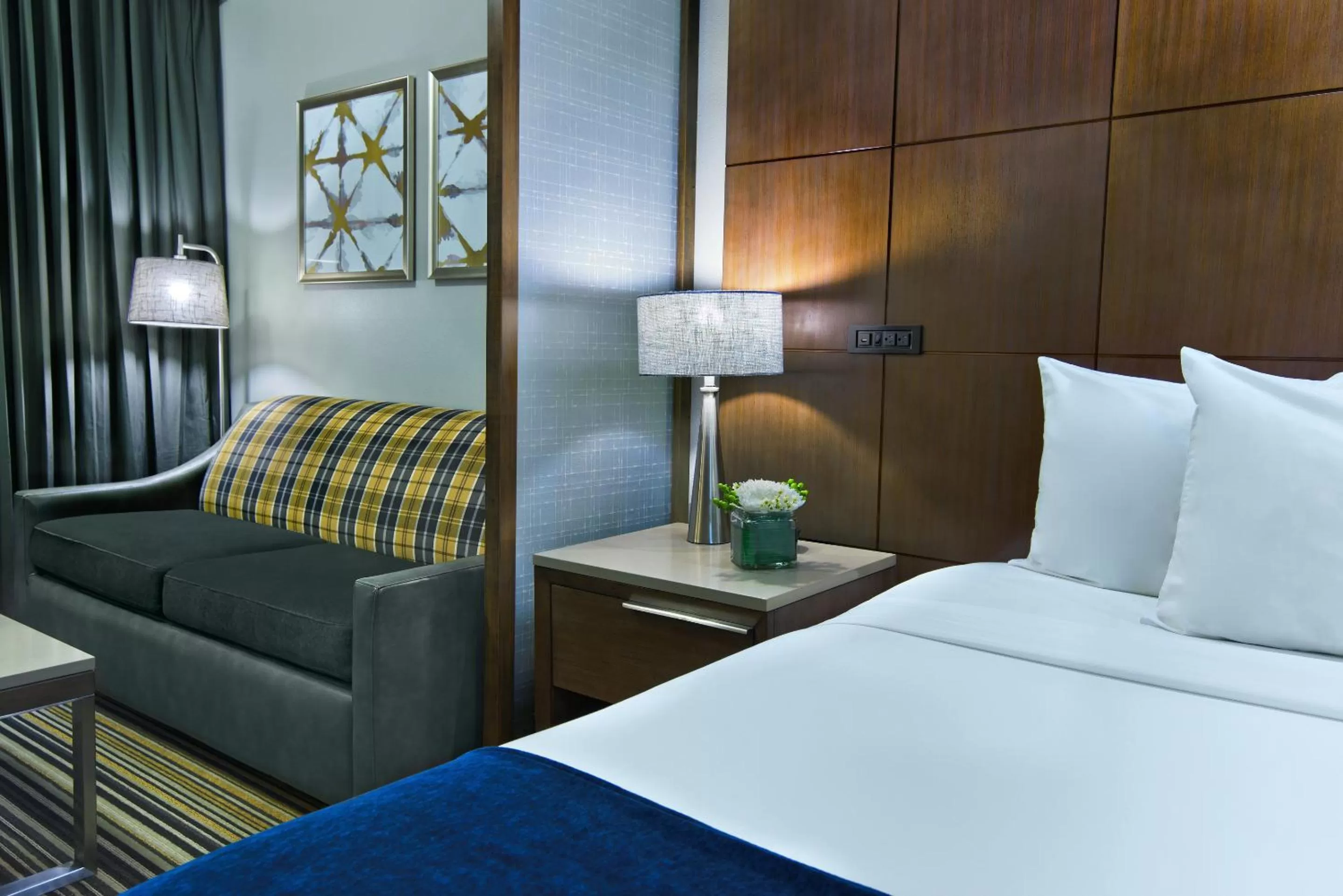 Living room, Bed in Oxford Suites Spokane Downtown