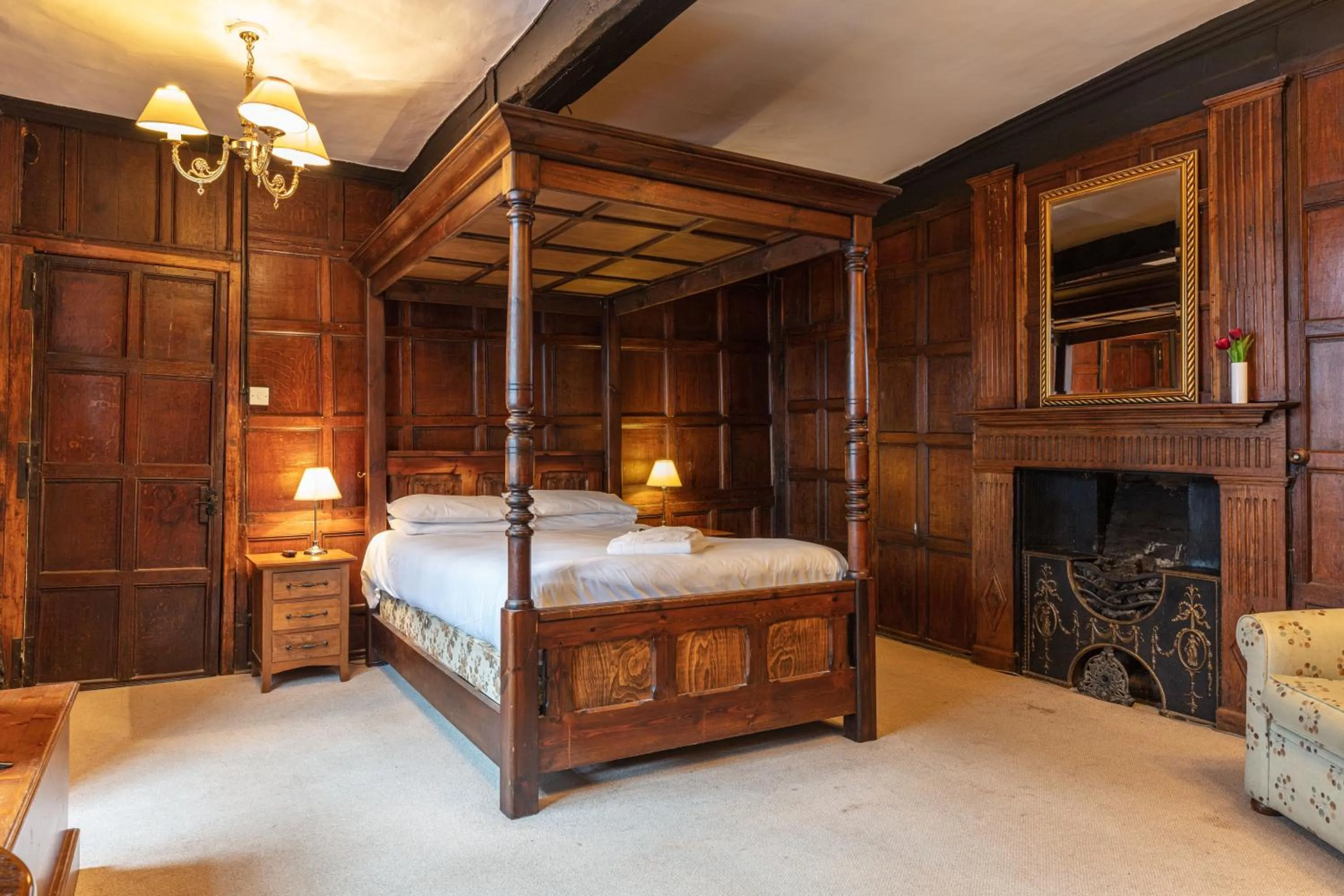 Photo of the whole room, Bed in The New Inn by Roomsbooked
