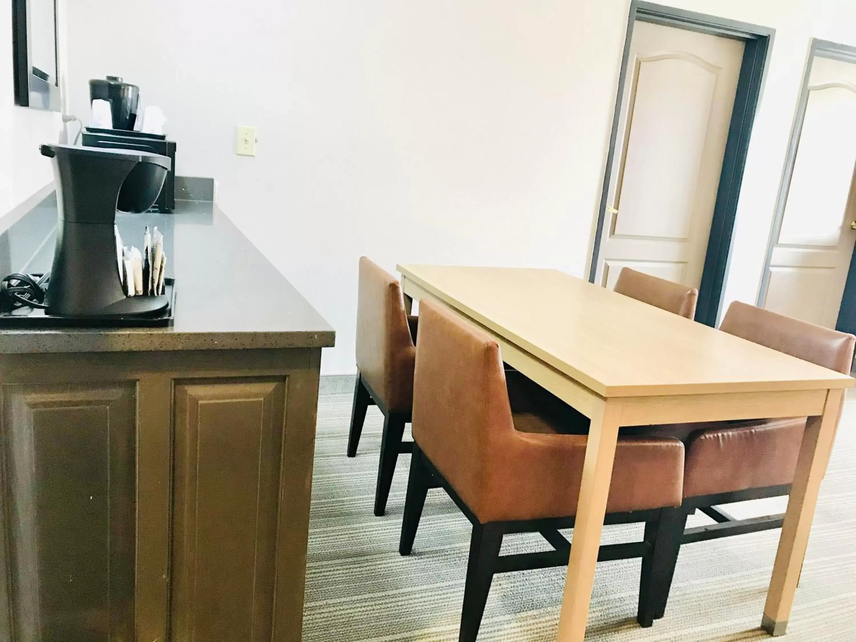 Photo of the whole room, Kitchen/Kitchenette in Country Inn & Suites by Radisson, Warner Robins, GA