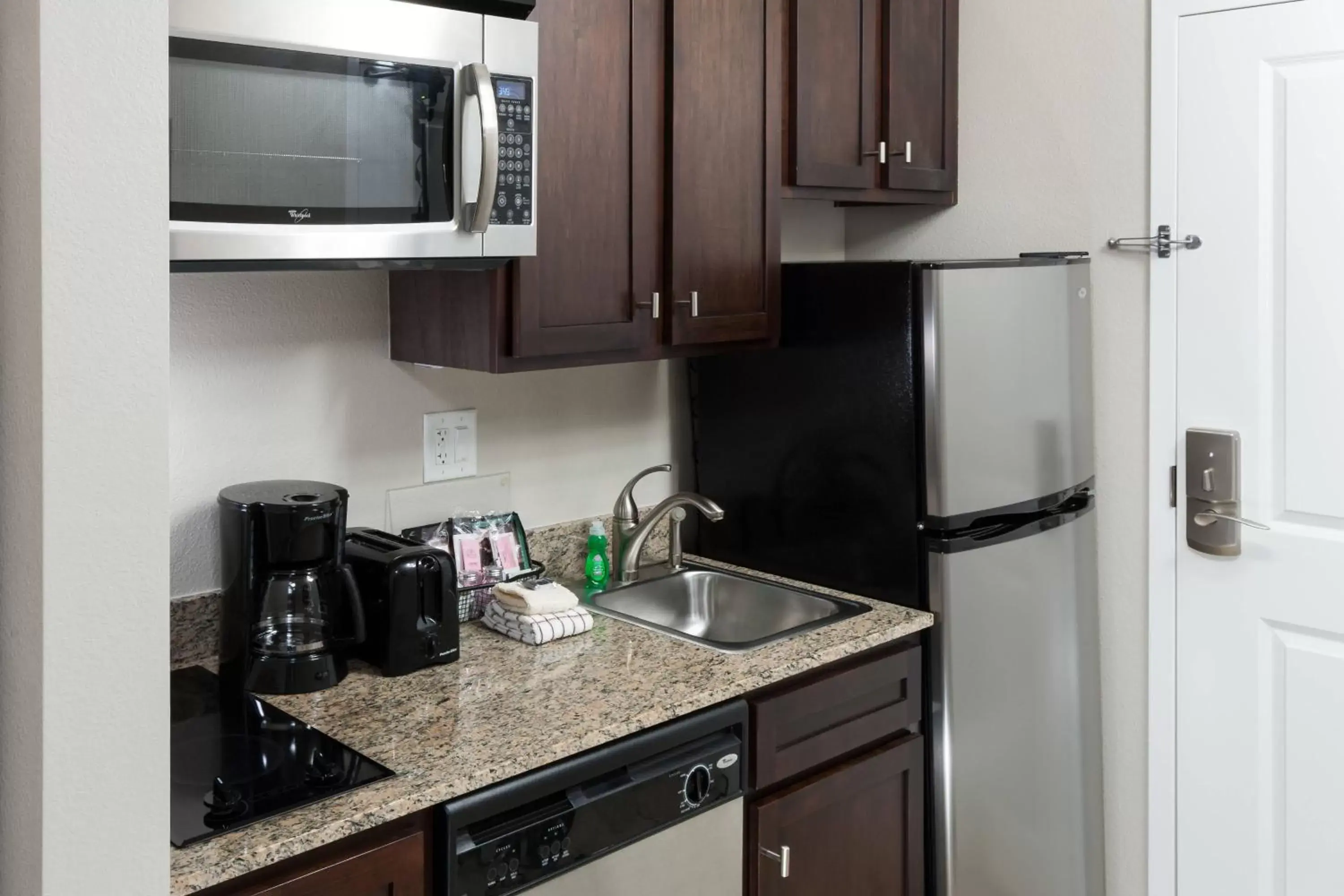 Kitchen or kitchenette, Kitchen/Kitchenette in TownePlace Suites Columbia Southeast / Fort Jackson