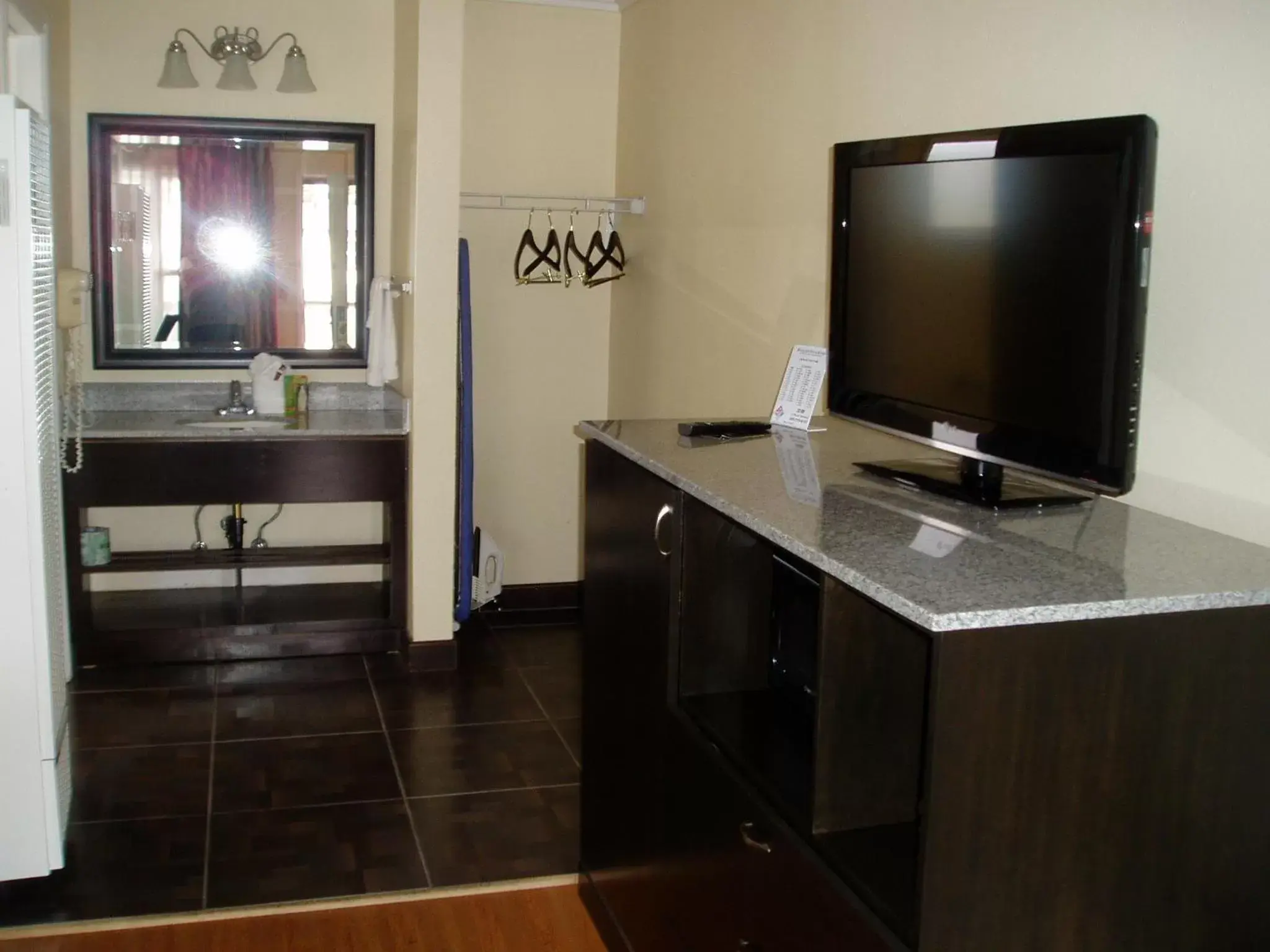 TV and multimedia, TV/Entertainment Center in Rockview Inn and Suites