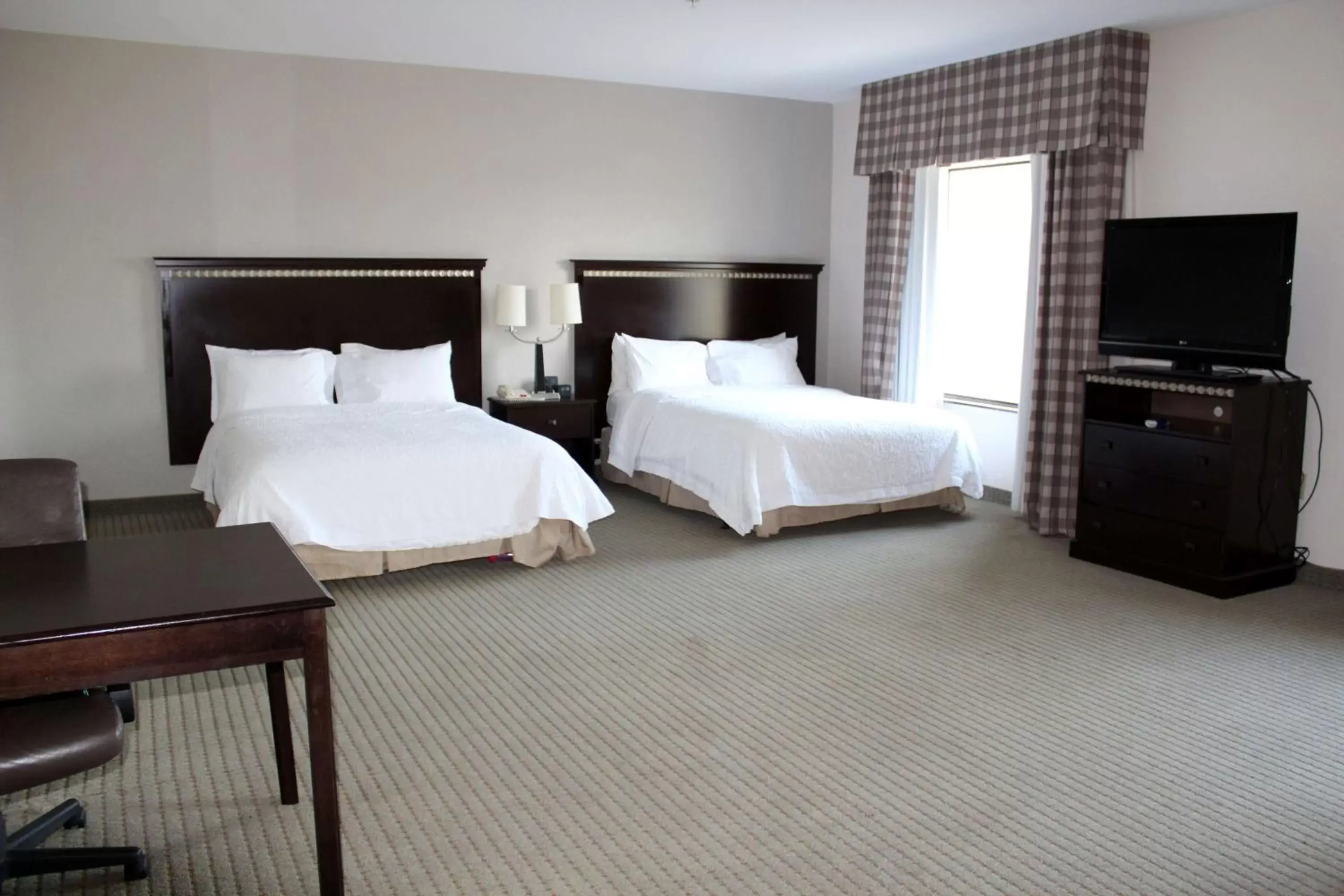 Bed in Hampton Inn & Suites Mount Pleasant
