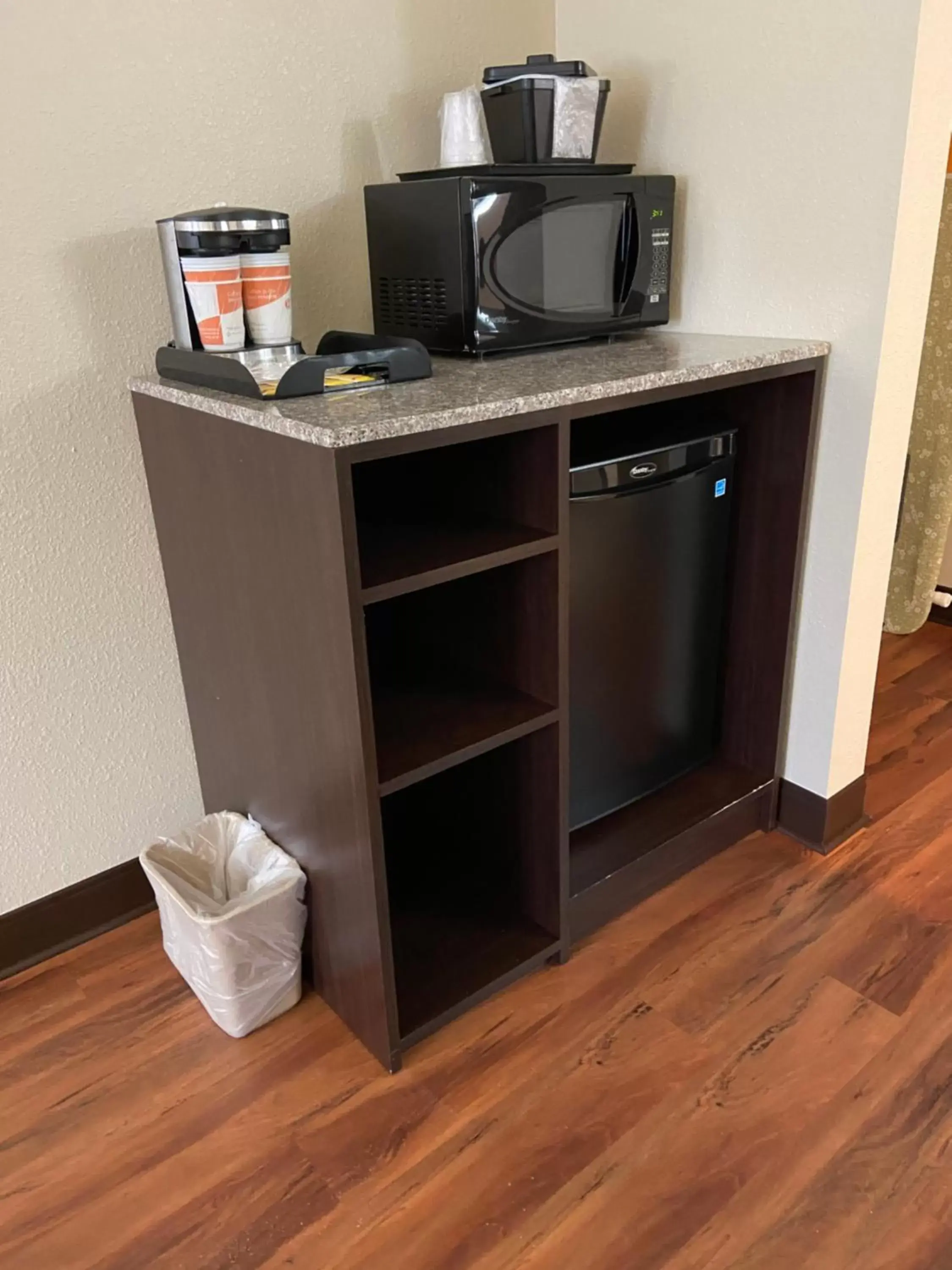 Coffee/tea facilities, TV/Entertainment Center in Comfort Inn