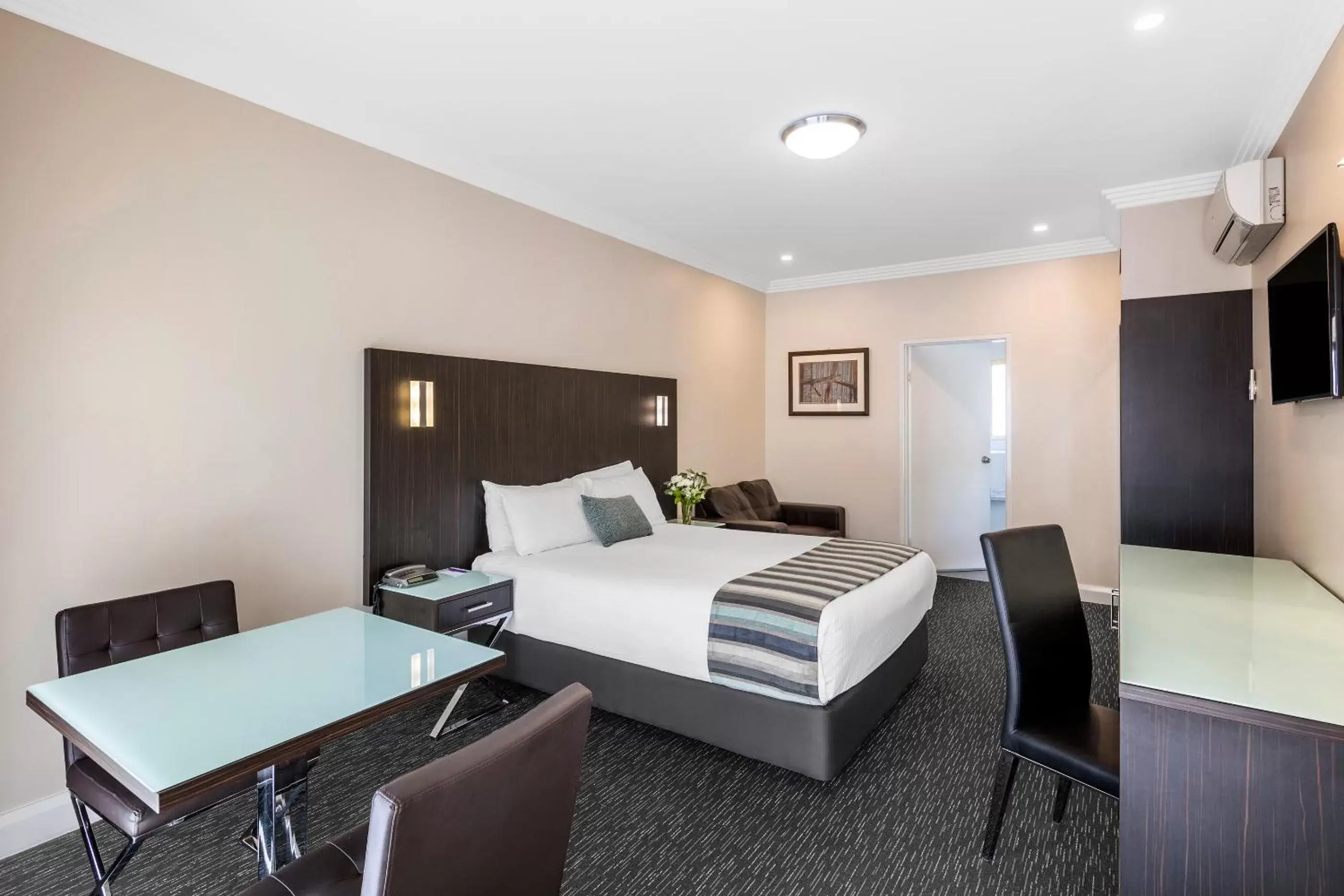 Bedroom in Mercure Goulburn