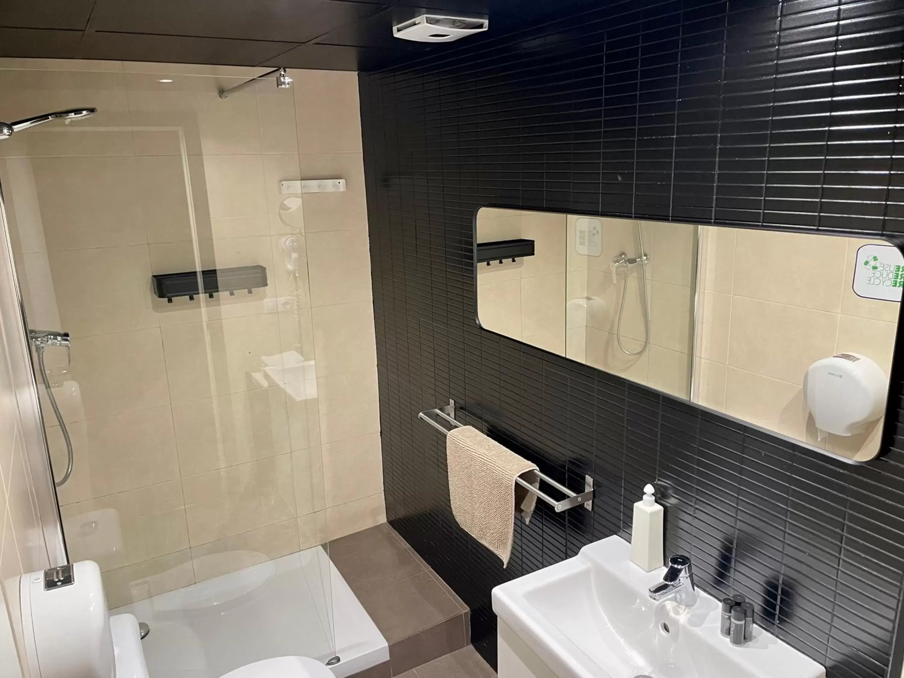 Shower, Bathroom in MD Modern Hotel - Jardines