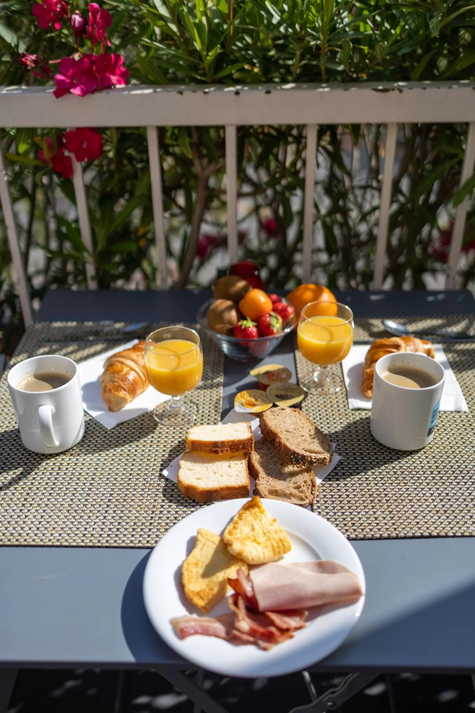 Breakfast in Hôtel restaurant Kyriad Fréjus