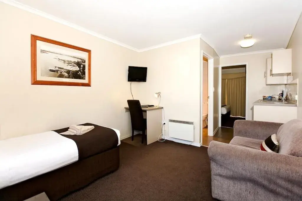 Photo of the whole room, Seating Area in Central City Motor Inn Ballarat