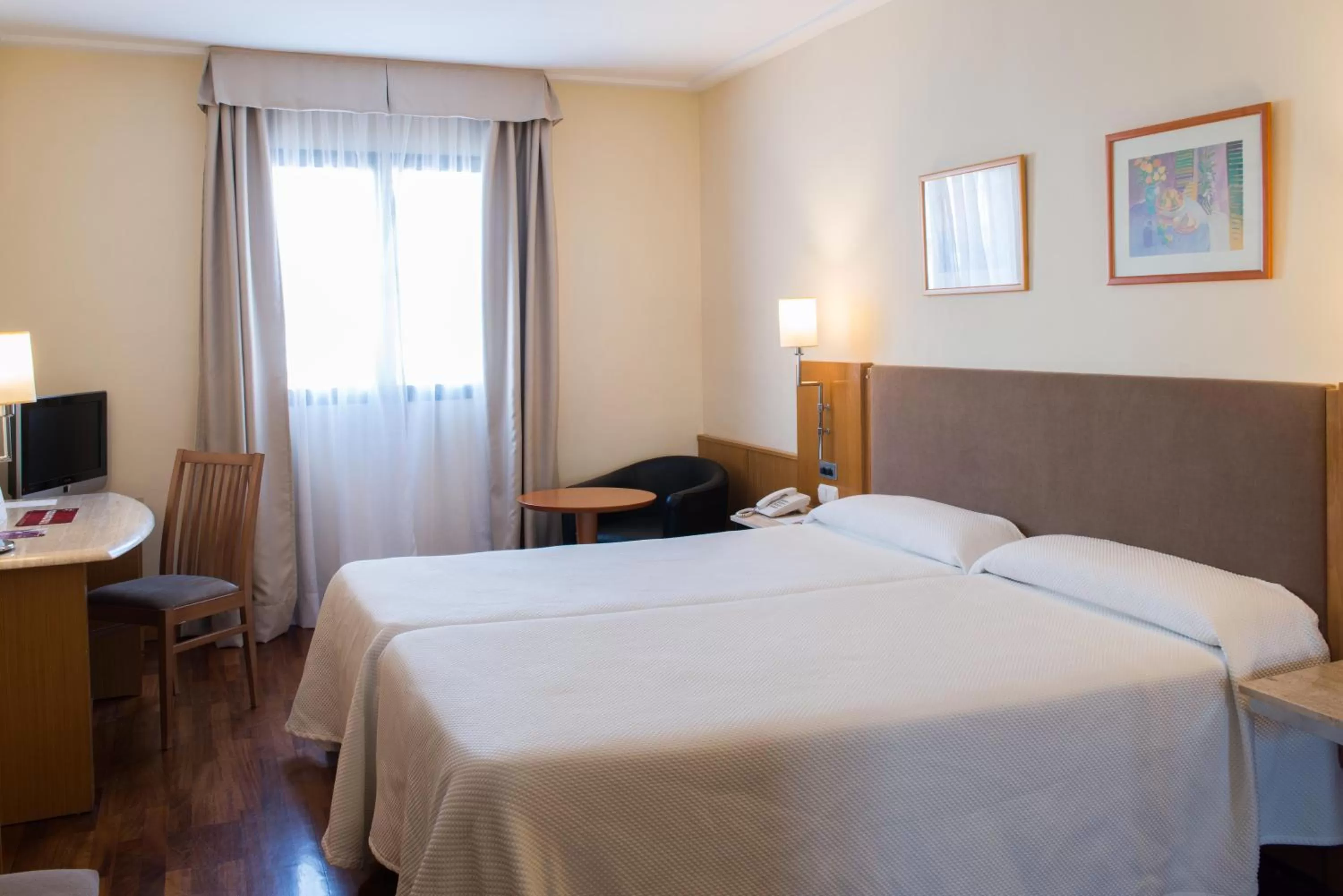 Photo of the whole room, Bed in Hotel Inglaterra