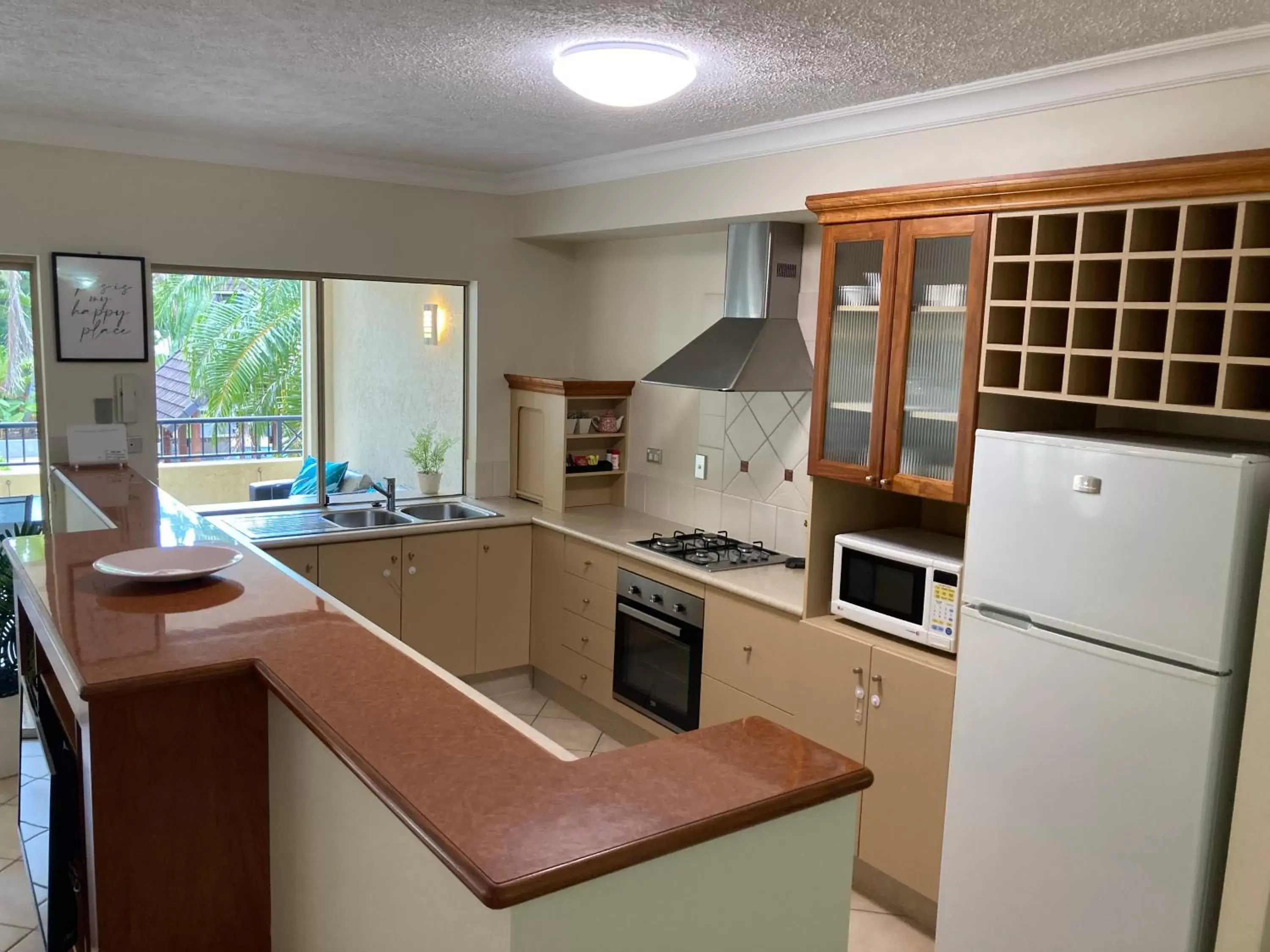 Kitchen or kitchenette, Kitchen/Kitchenette in The Lakes Resort Cairns