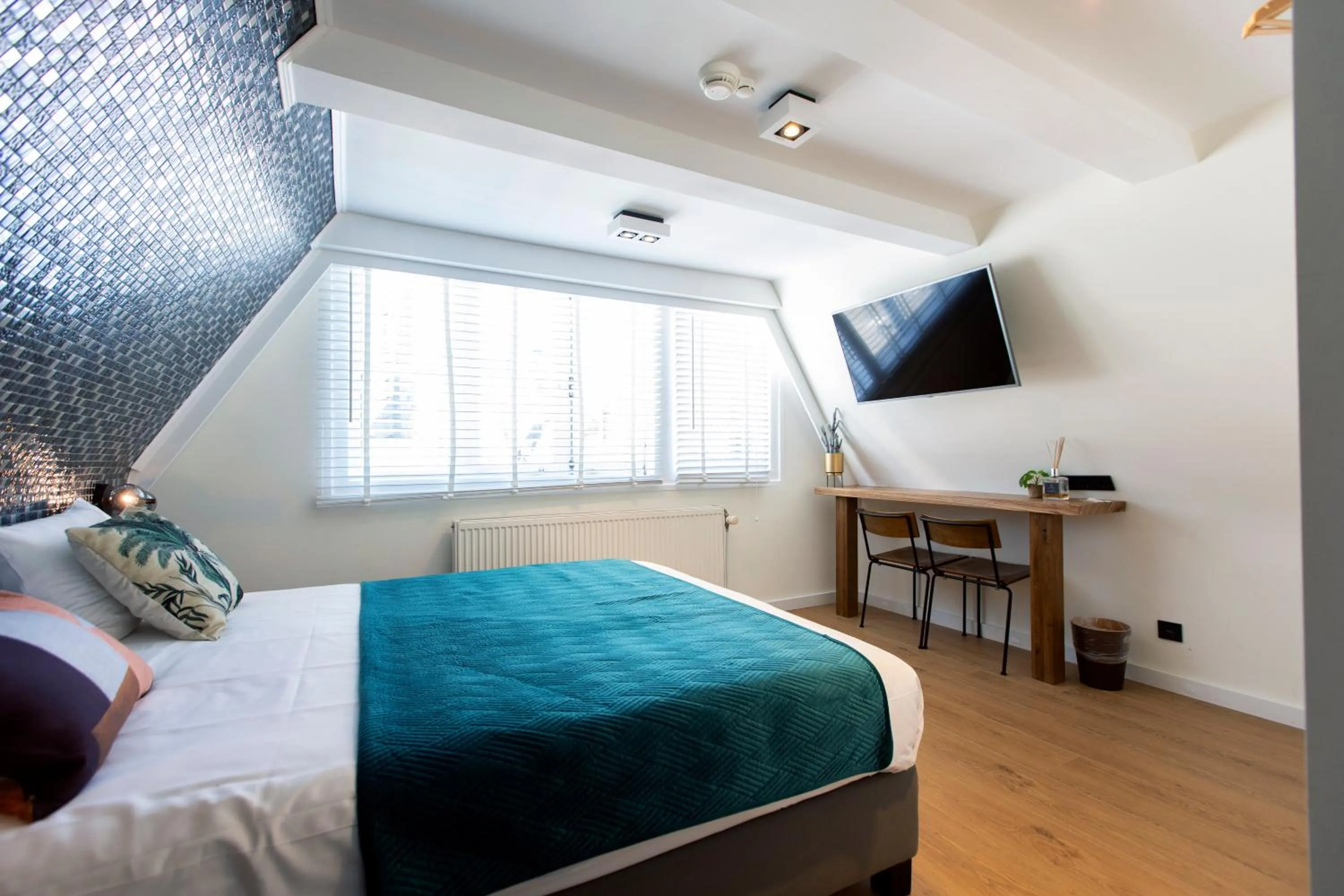 Bed in Quentin Golden Bear Hotel