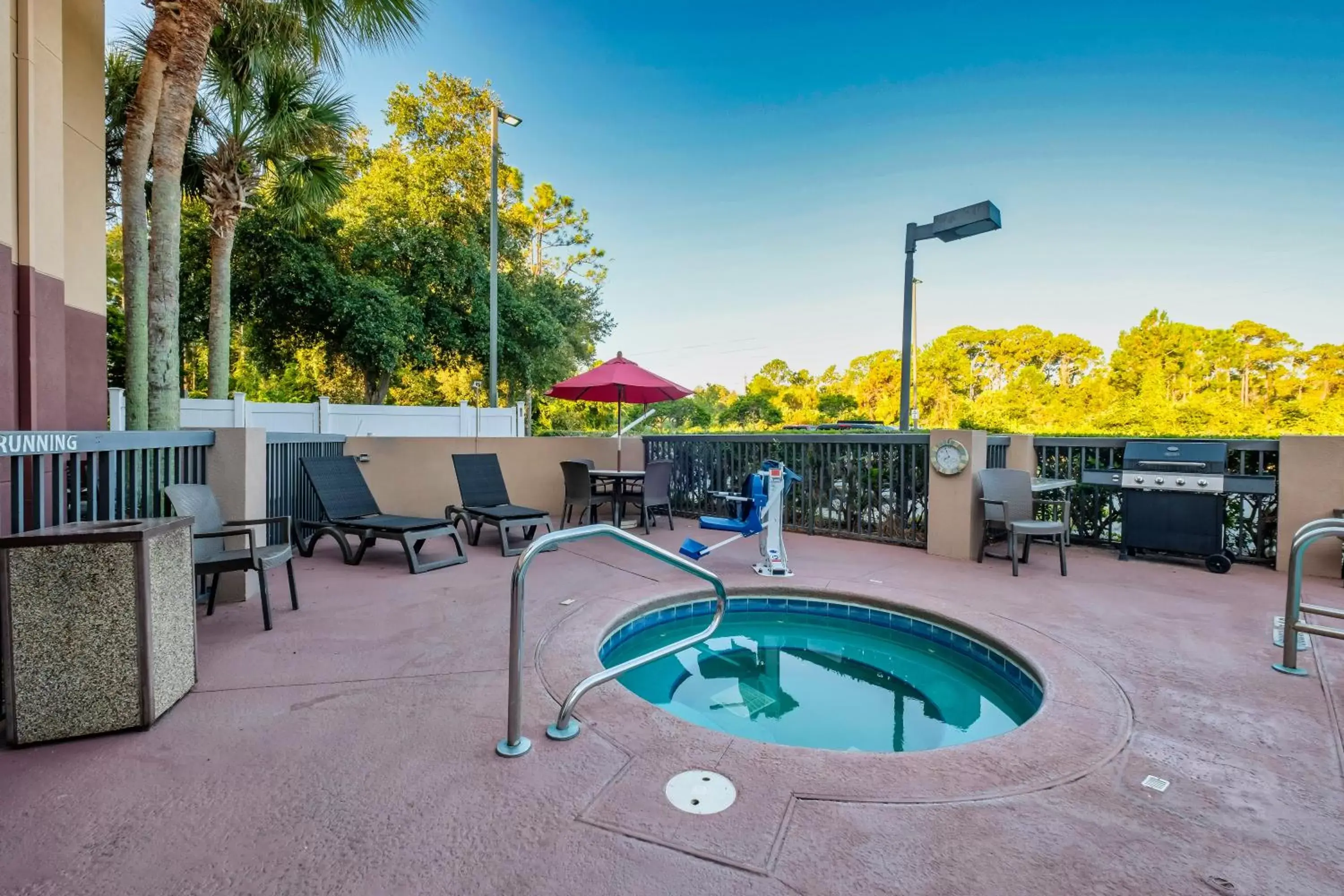 Property building, Swimming Pool in Red Roof Inn PLUS+ Palm Coast