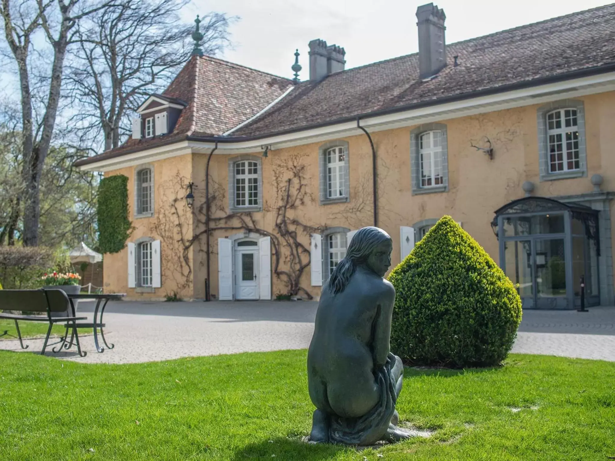 Facade/entrance, Property Building in Château de Bonmont