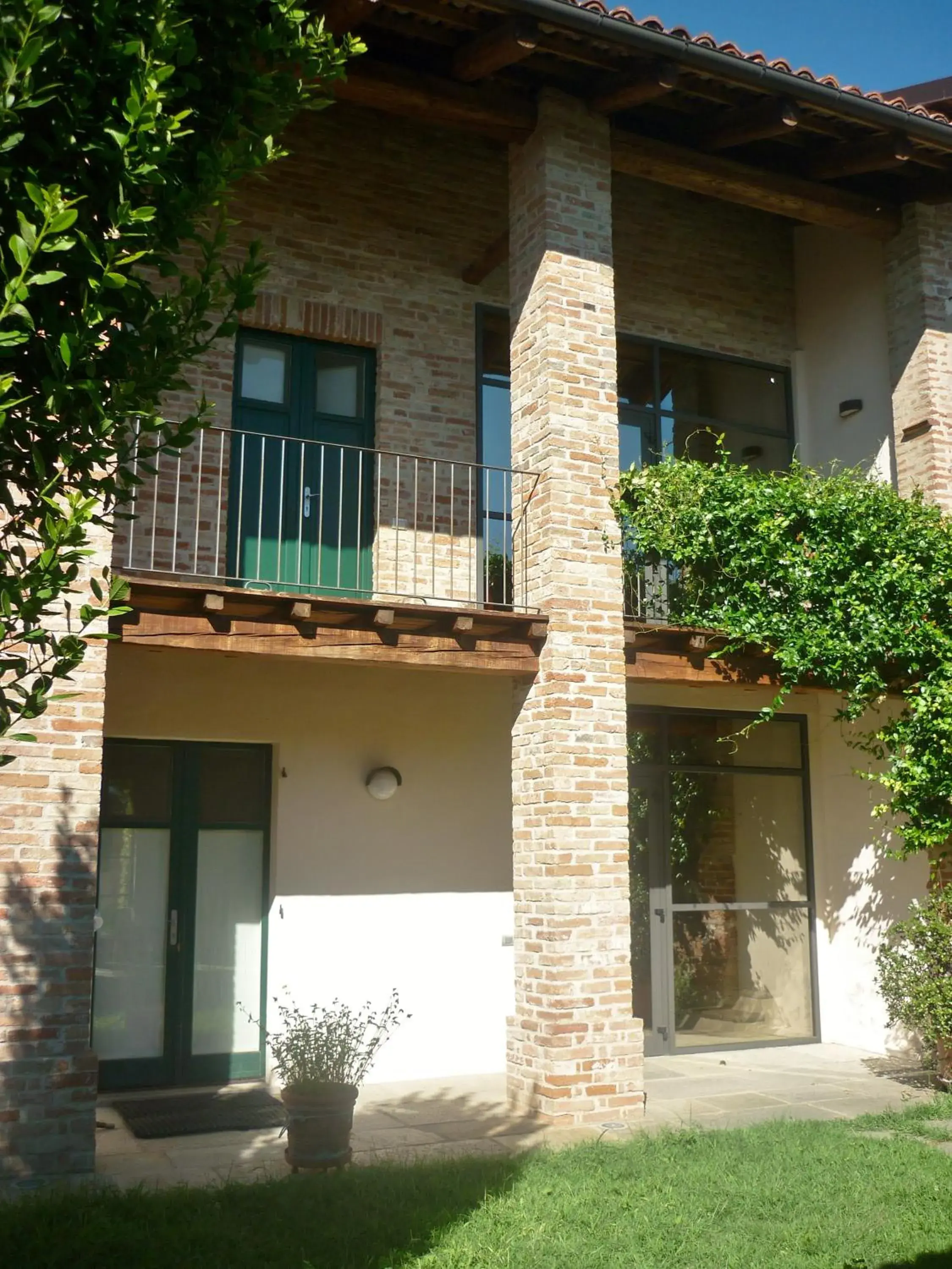 Facade/entrance, Property Building in Albergo Real Castello