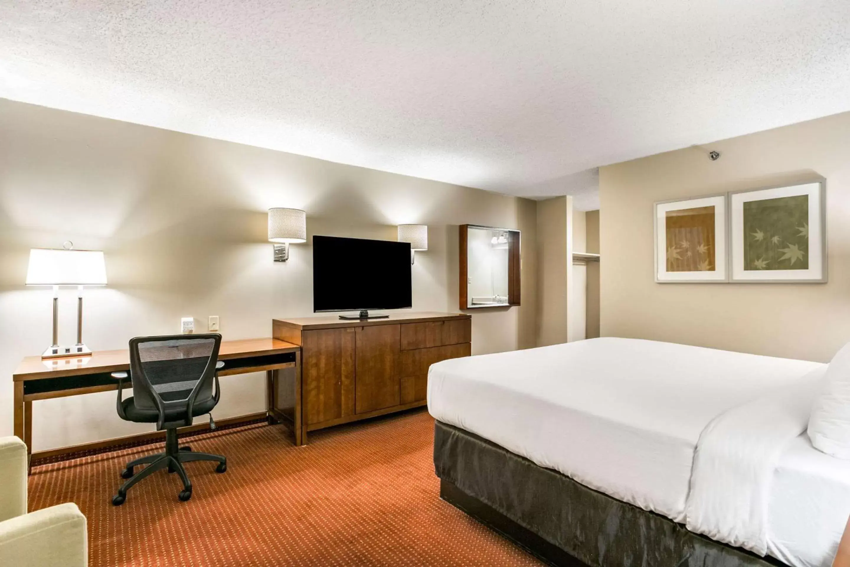 Photo of the whole room, TV/Entertainment Center in Clarion Hotel BWI Airport Arundel Mills