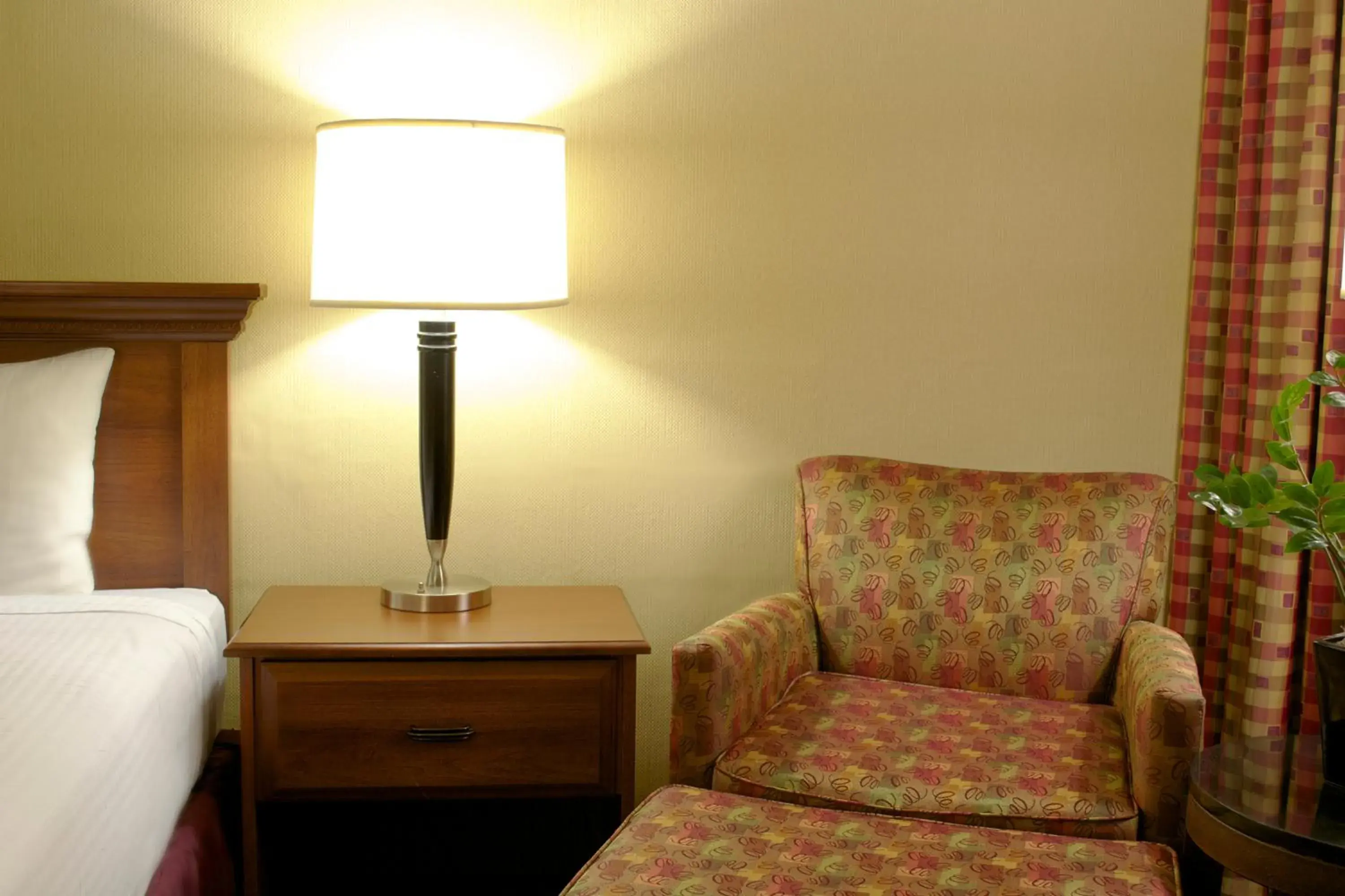 Seating area, Bed in West Gate Inn Nyack Seating area, Bed in West Gate Inn Nyack